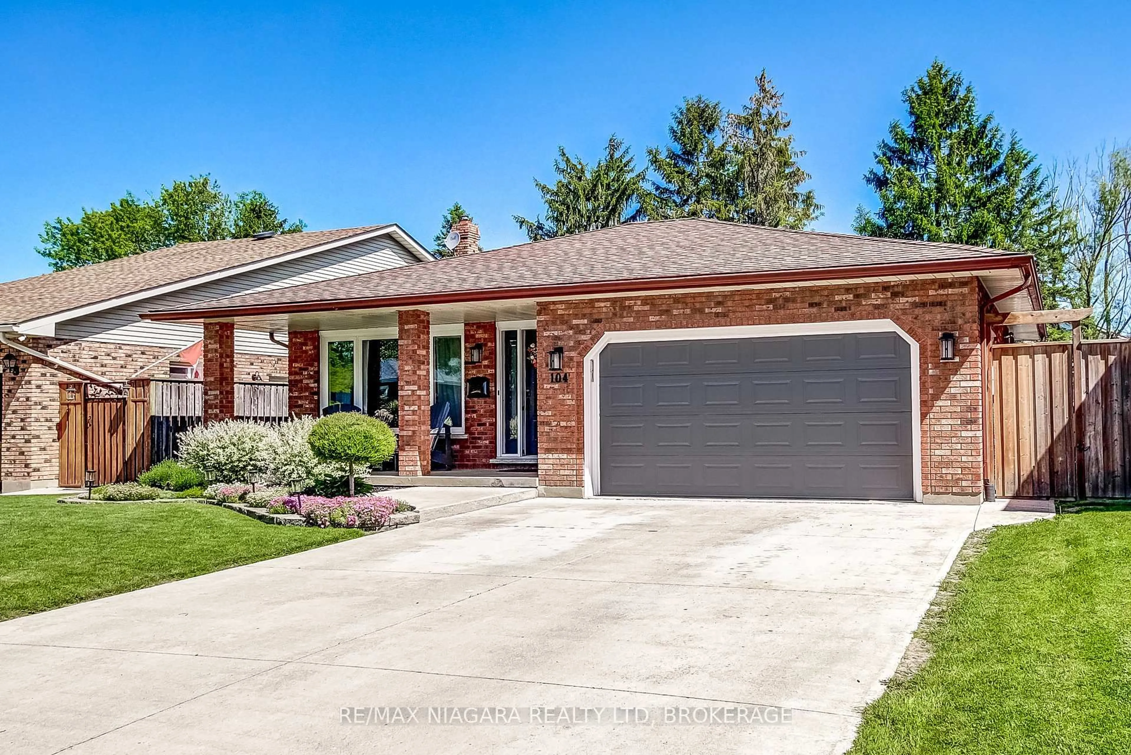 Home with brick exterior material, street for 104 Whiteoak Cres, Welland Ontario L3C 6E6
