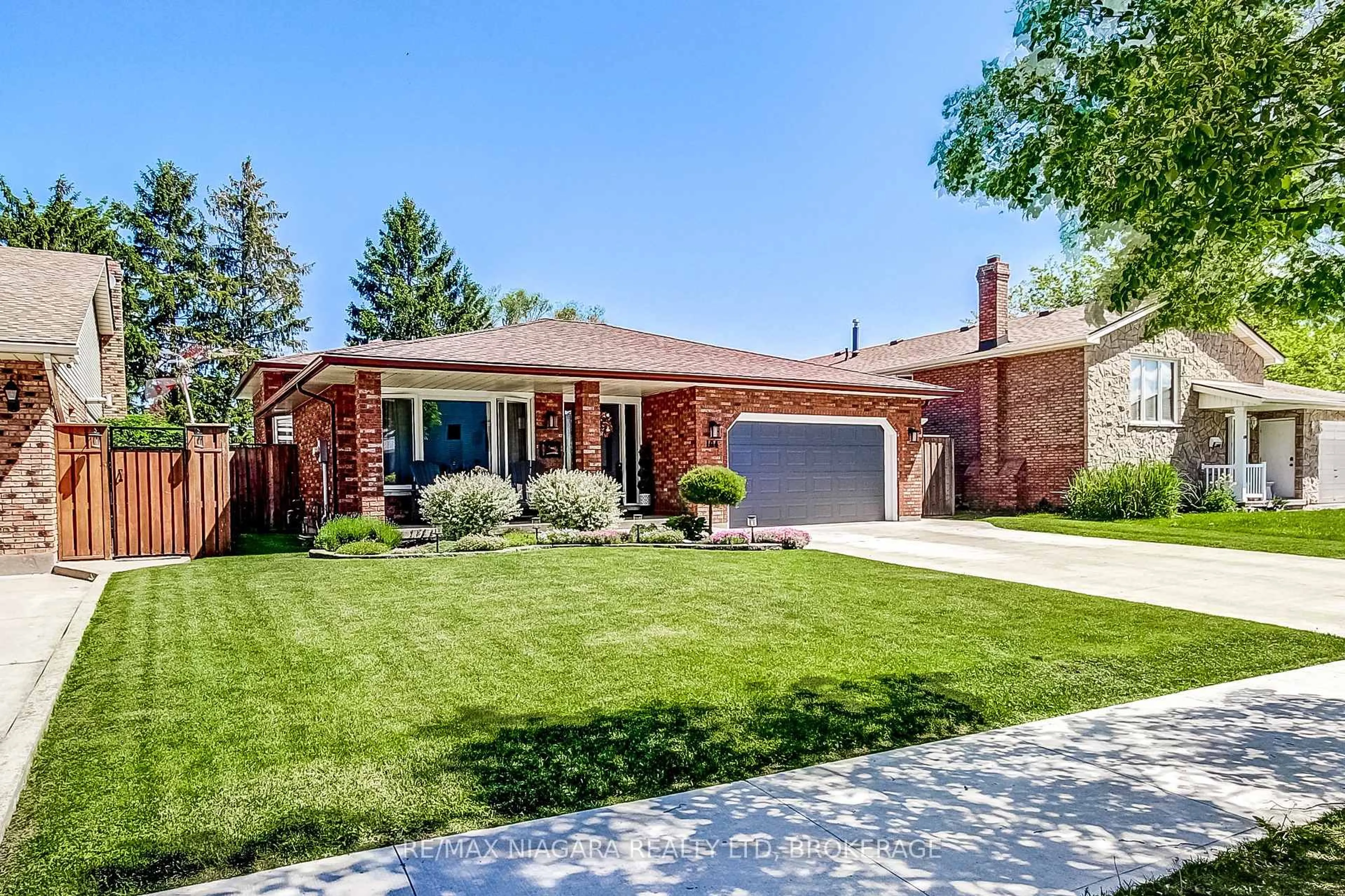 Home with brick exterior material, street for 104 Whiteoak Cres, Welland Ontario L3C 6E6