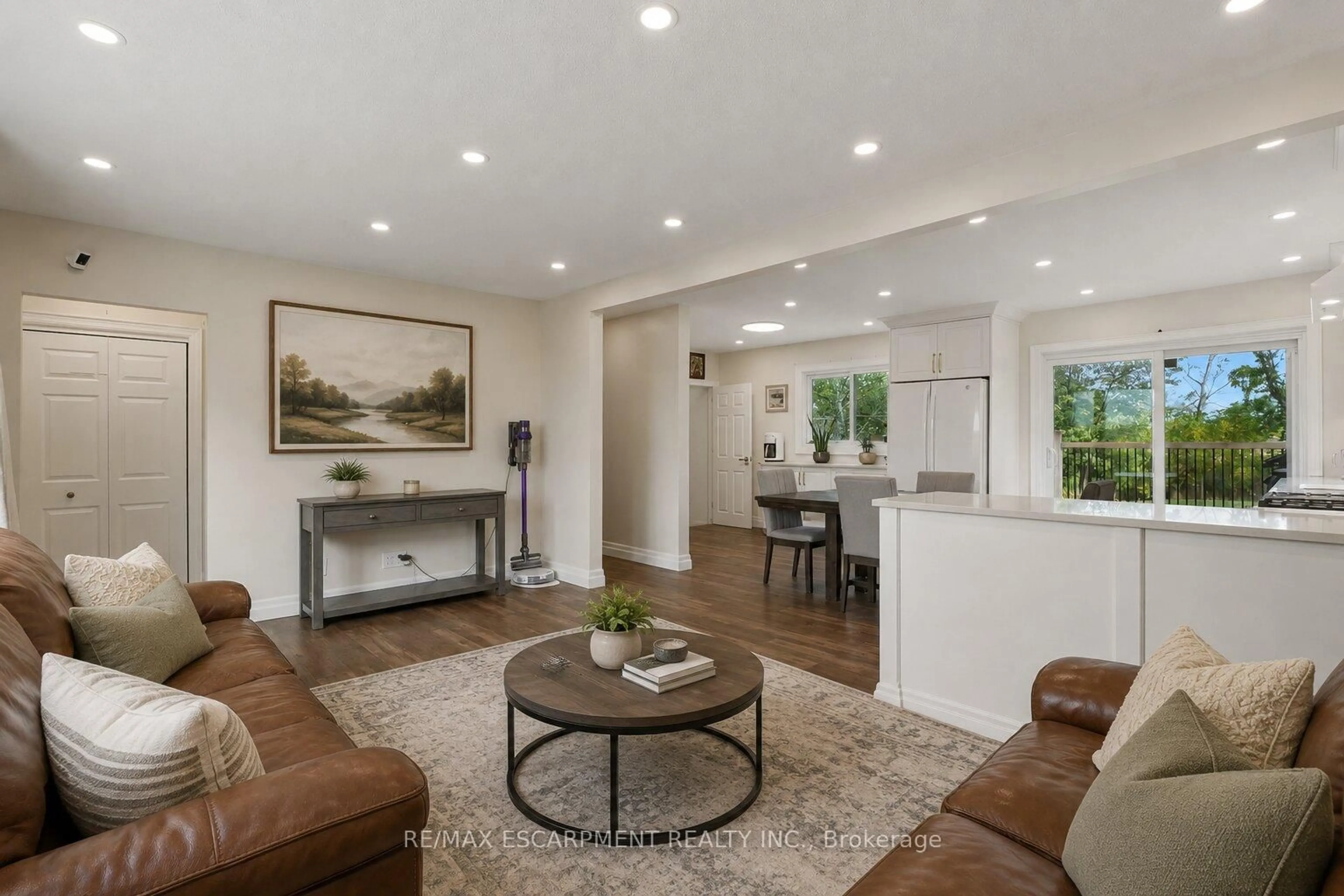 Living room with furniture, unknown for 293 #20 REGIONAL Rd, Hamilton Ontario L8J 3H4