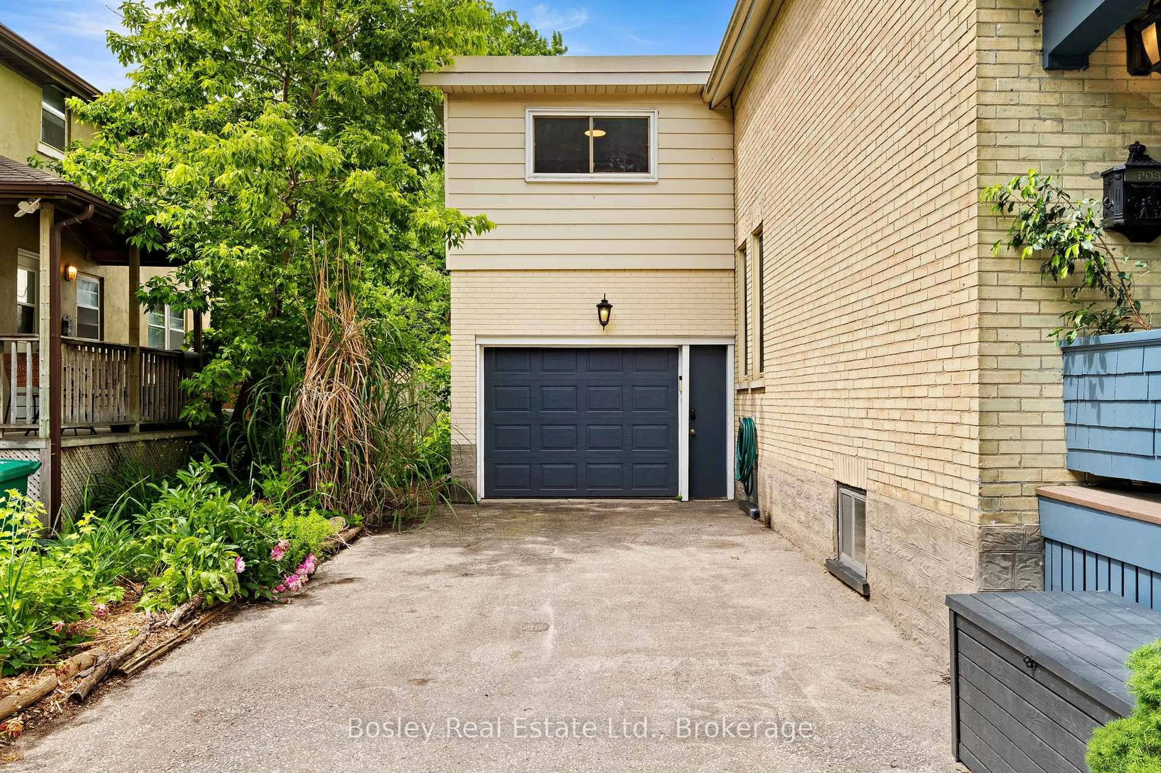 A pic from outside/outdoor area/front of a property/back of a property/a pic from drone, street for 29 St Leger St, Kitchener Ontario N2H 4L8