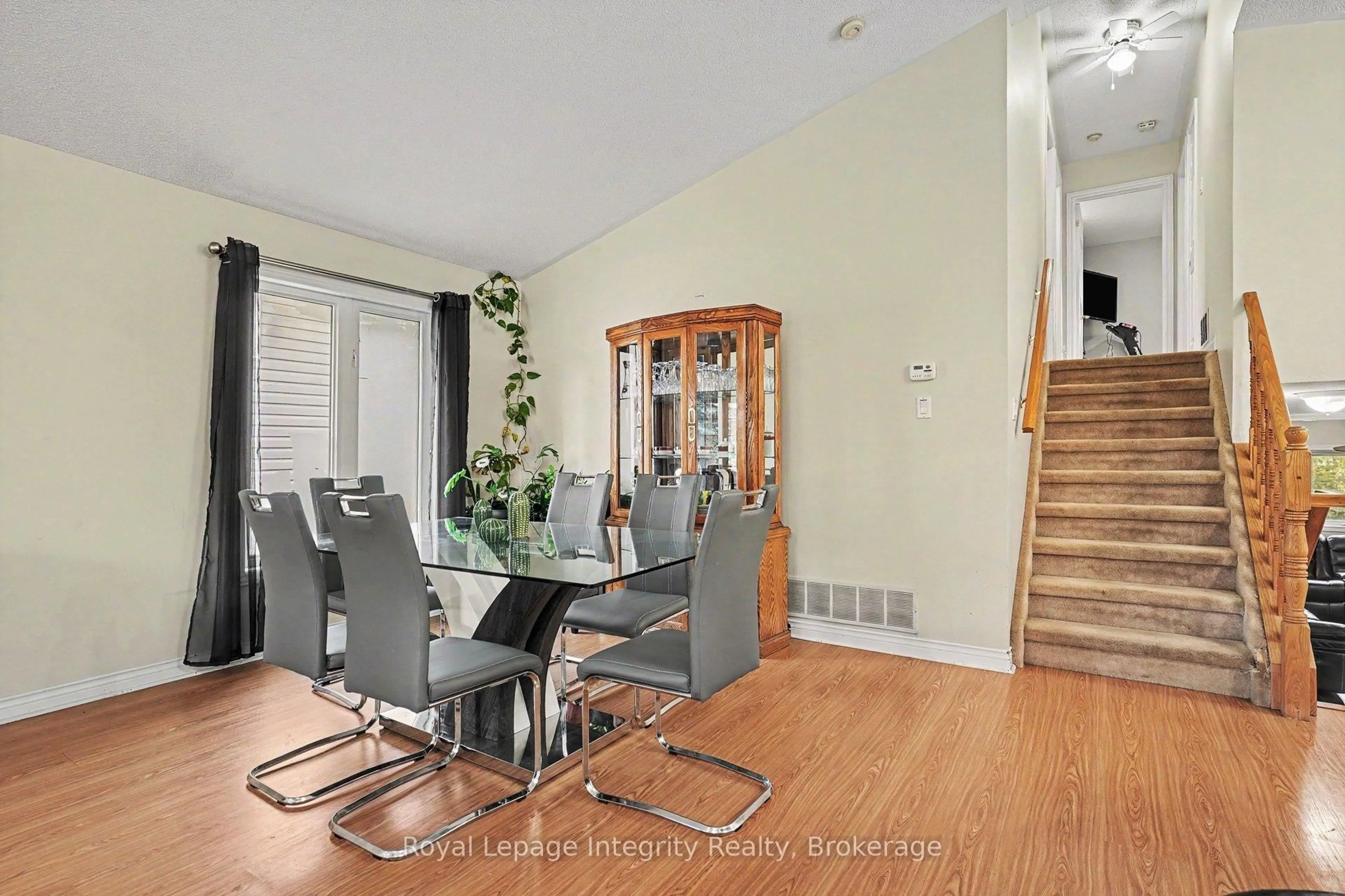 Dining room, wood/laminate floor for 420 Simon St, Shelburne Ontario L0N 1S4
