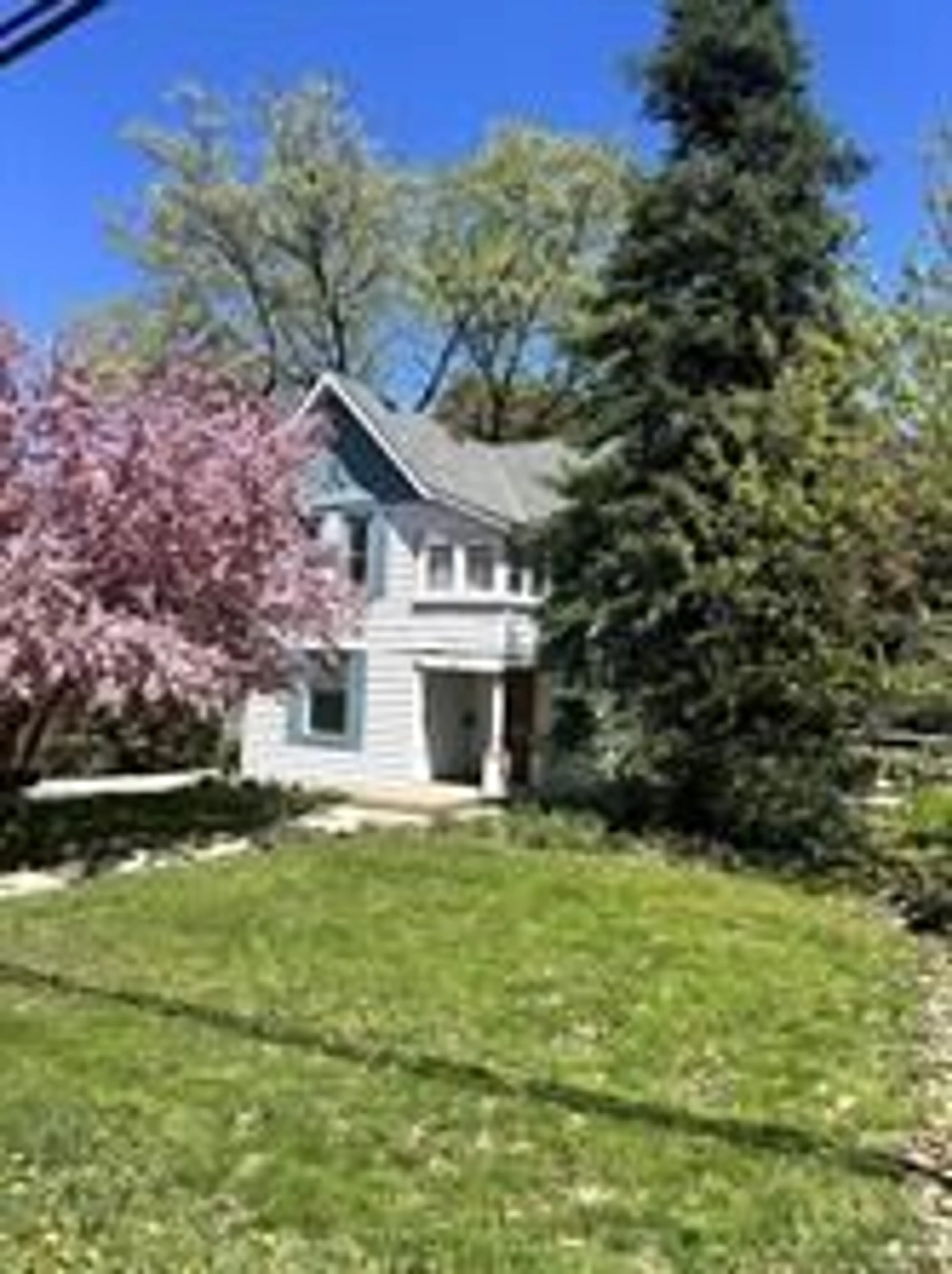 A pic from outside/outdoor area/front of a property/back of a property/a pic from drone, street for 17 Waubeek St, Parry Sound Ontario P2A 1B8