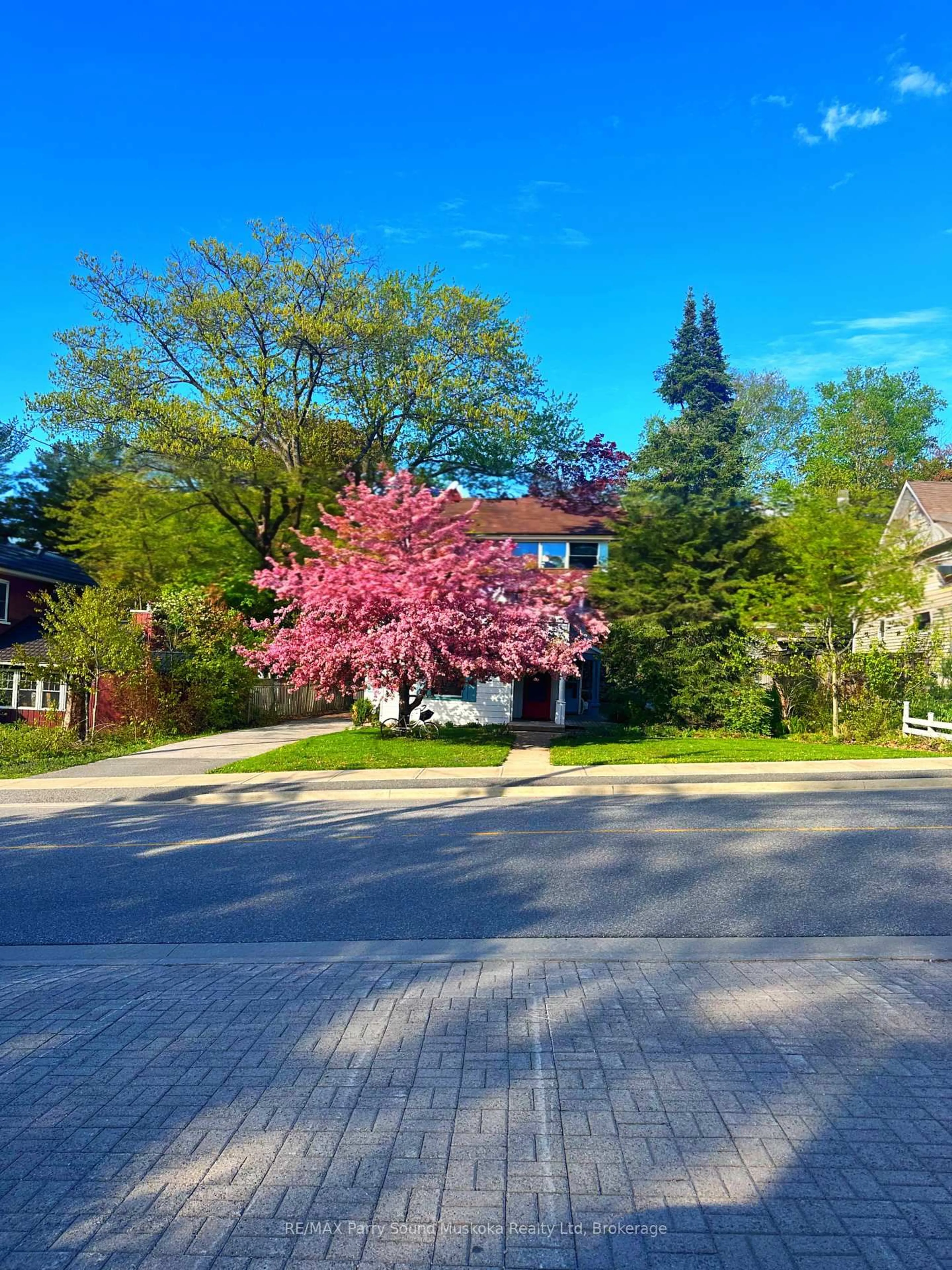 A pic from outside/outdoor area/front of a property/back of a property/a pic from drone, street for 17 Waubeek St, Parry Sound Ontario P2A 1B8