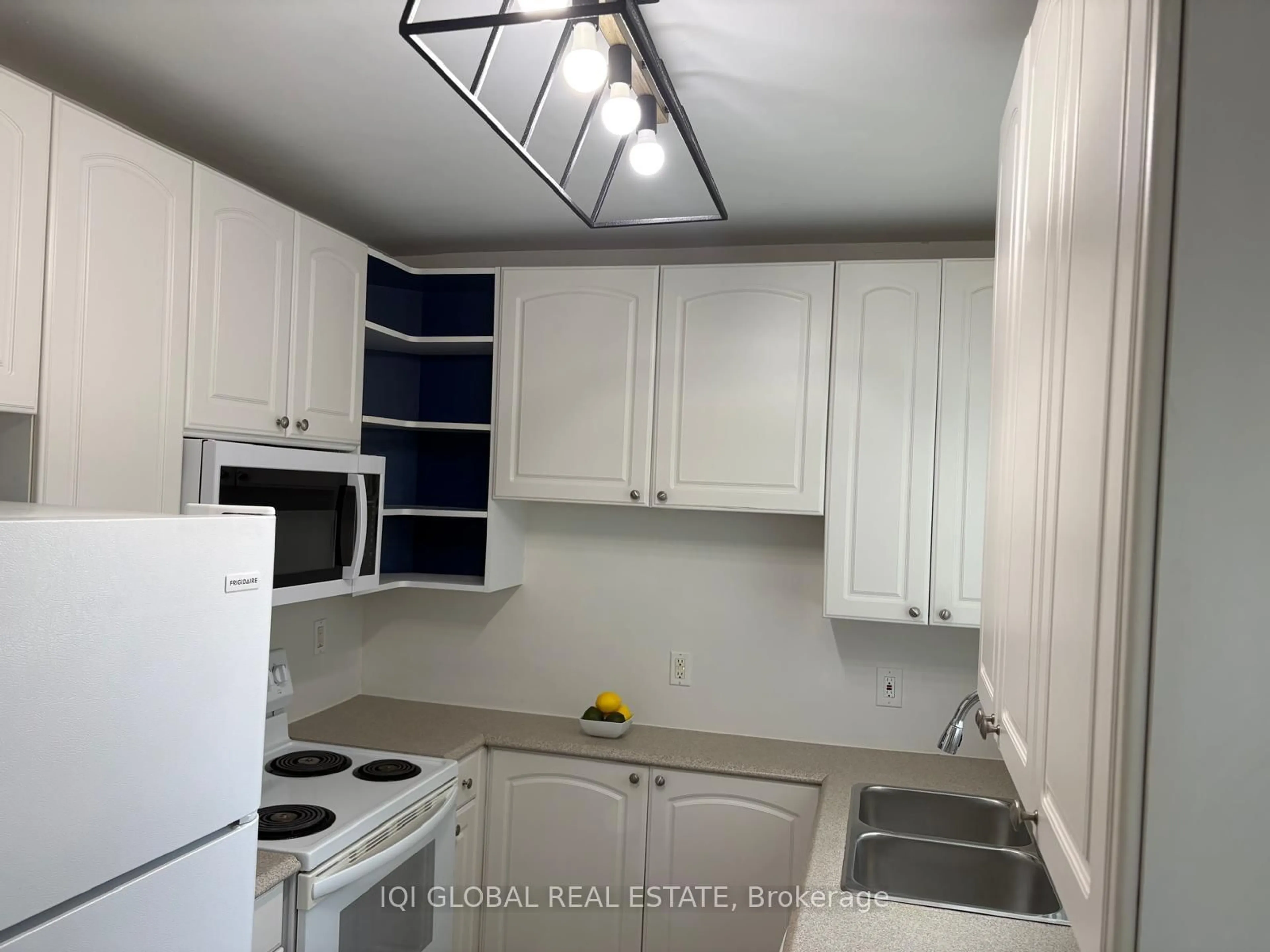 Standard kitchen, unknown for 65 Holmes Ave, Hamilton Ontario L8S 2K8