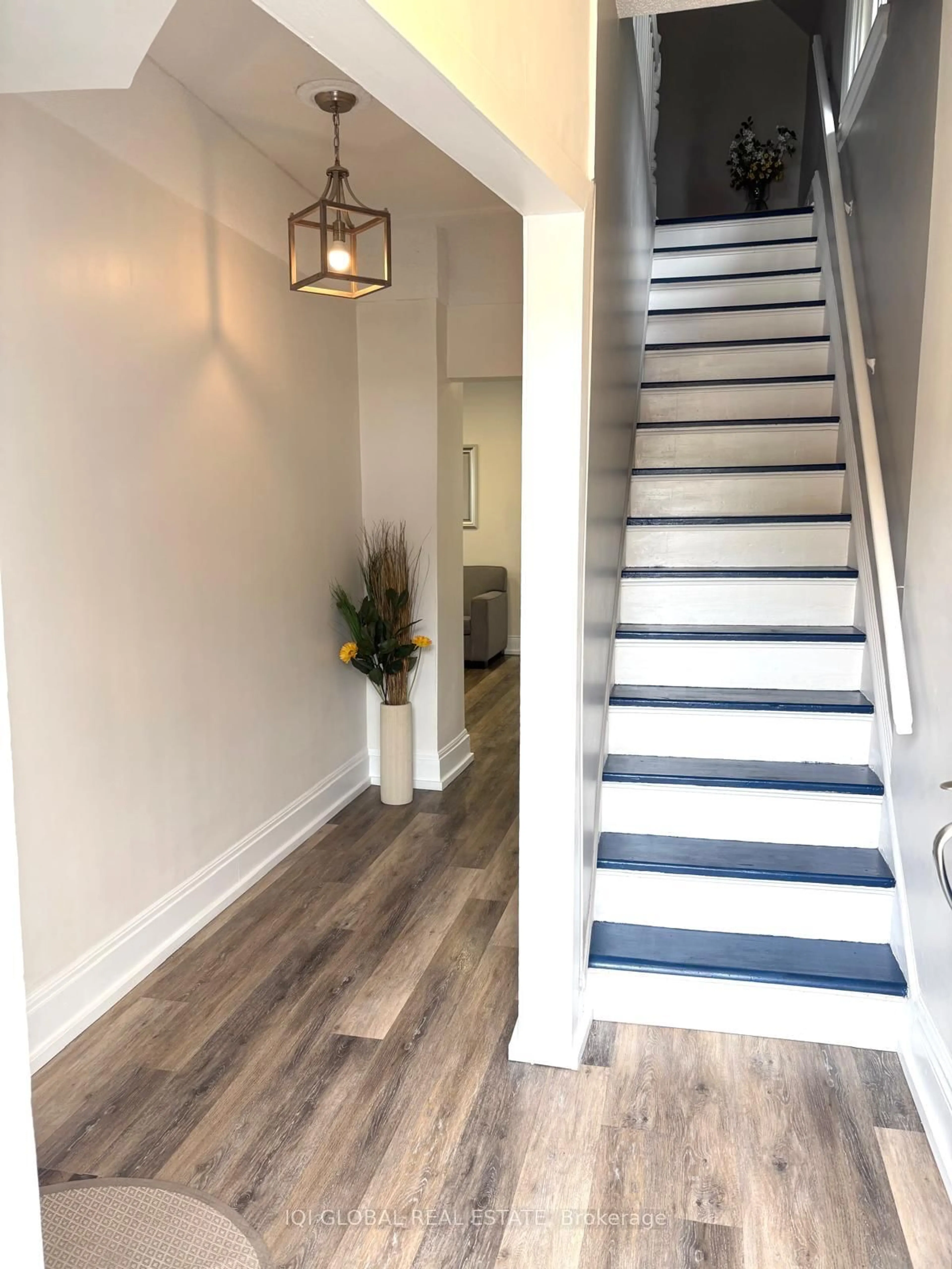 Indoor entryway for 65 Holmes Ave, Hamilton Ontario L8S 2K8