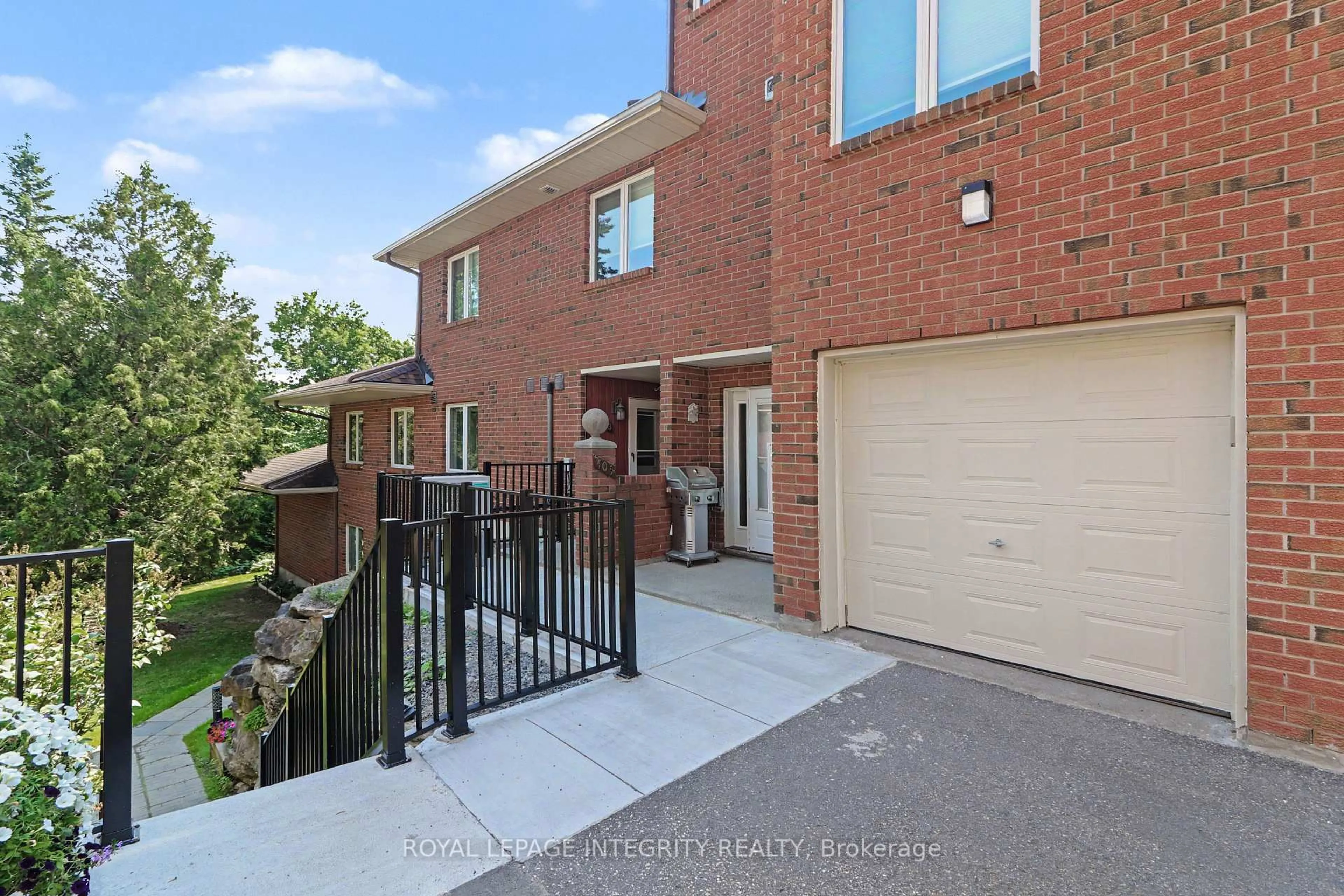 A pic from outside/outdoor area/front of a property/back of a property/a pic from drone, street for 403 Stratas Crct #26, Kanata Ontario K2L 3K6
