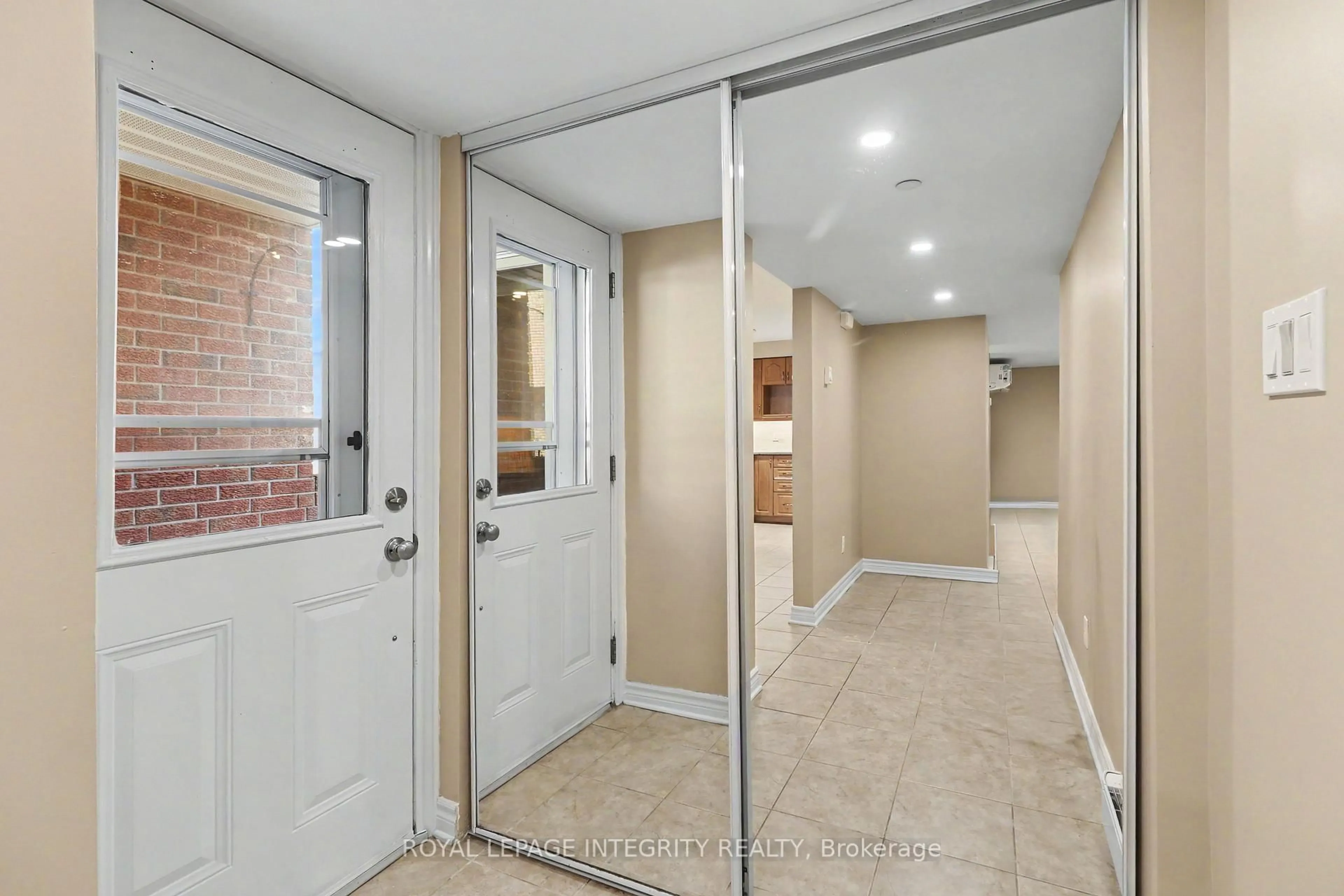 Indoor entryway for 403 Stratas Crct #26, Kanata Ontario K2L 3K6