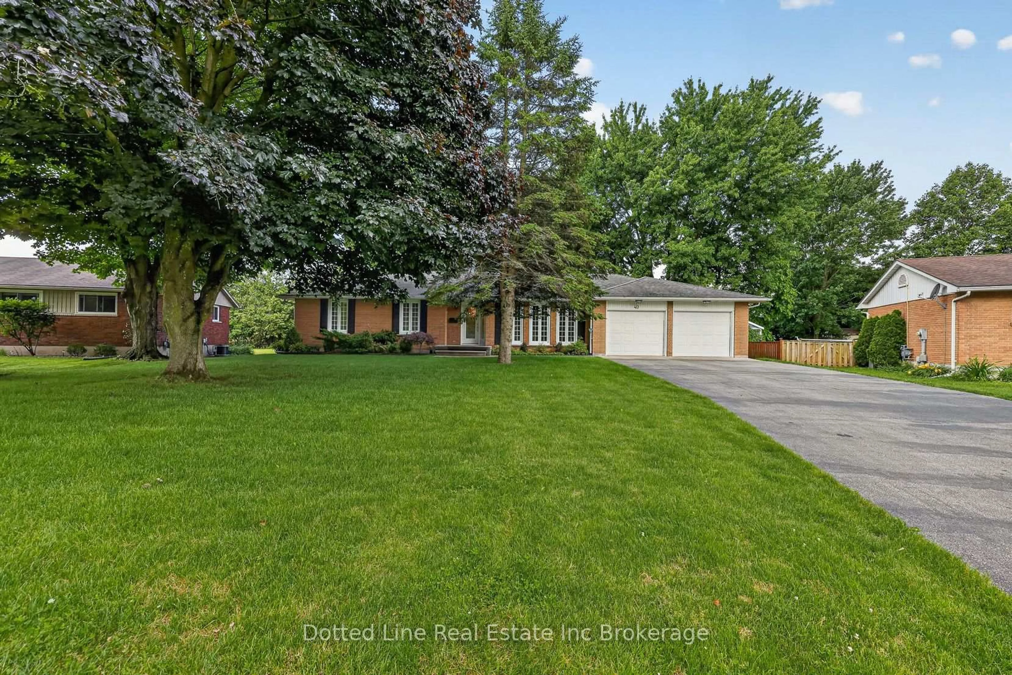 A pic from outside/outdoor area/front of a property/back of a property/a pic from drone, street for 40 Parkdale Ave, Tillsonburg Ontario N4G 4C6