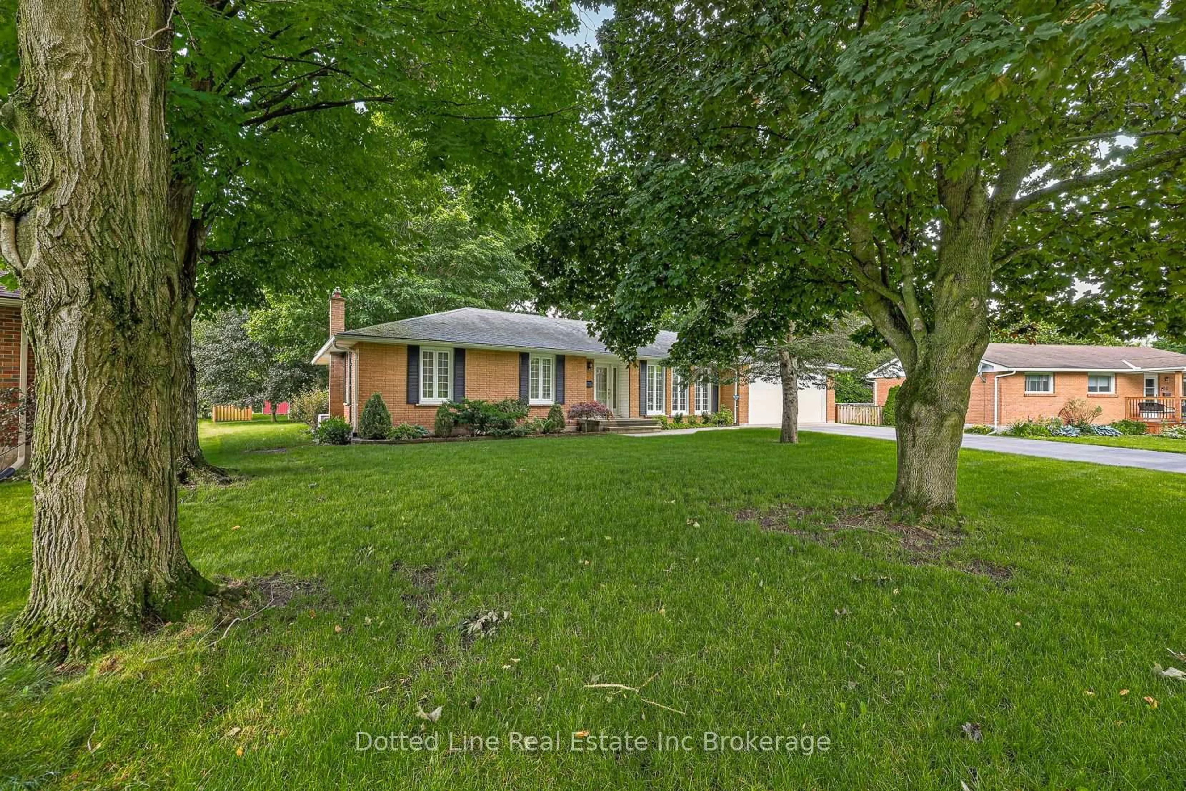 A pic from outside/outdoor area/front of a property/back of a property/a pic from drone, street for 40 Parkdale Ave, Tillsonburg Ontario N4G 4C6