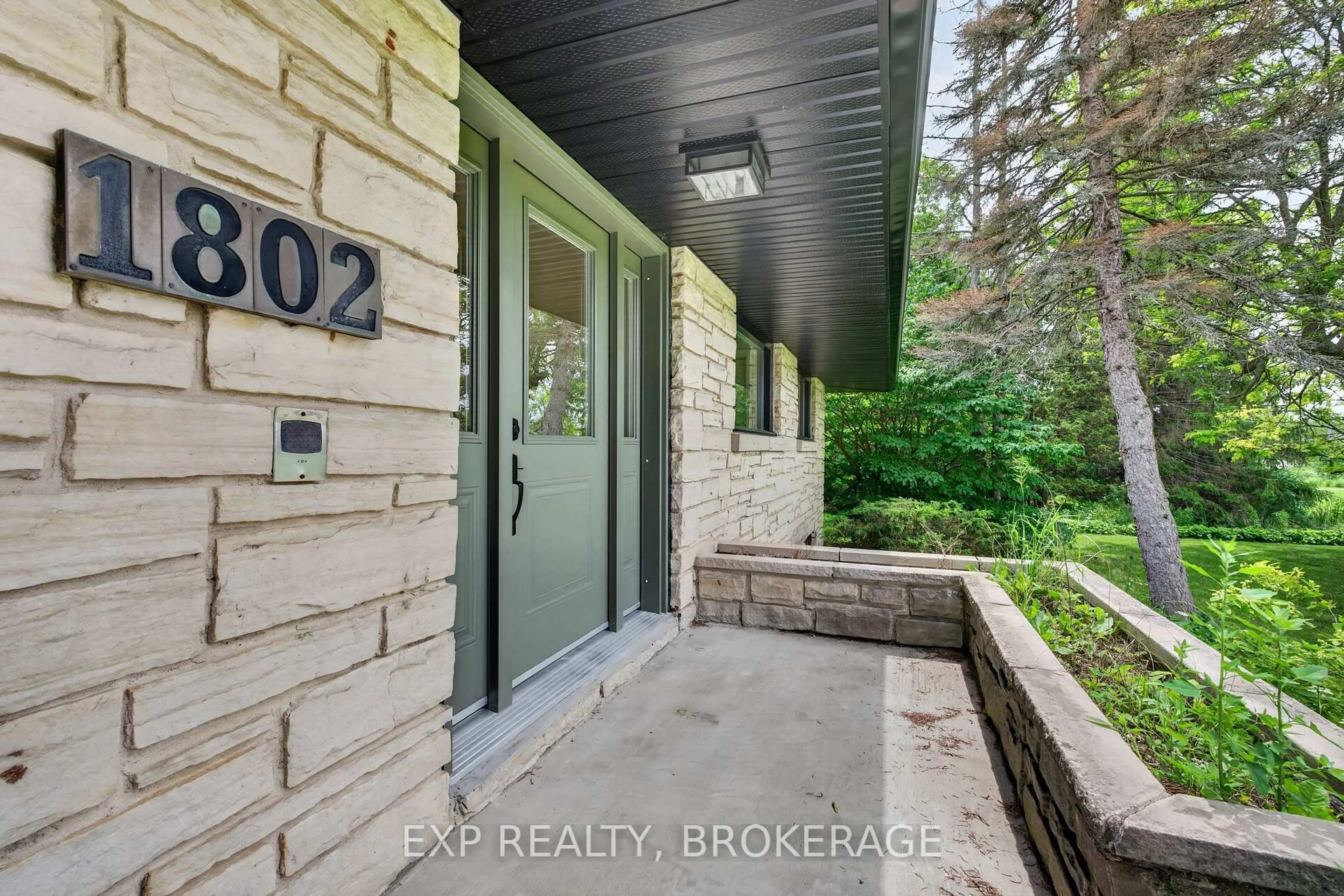 Indoor entryway for 1802 SYDENHAM Rd, Kingston Ontario K7L 4V4