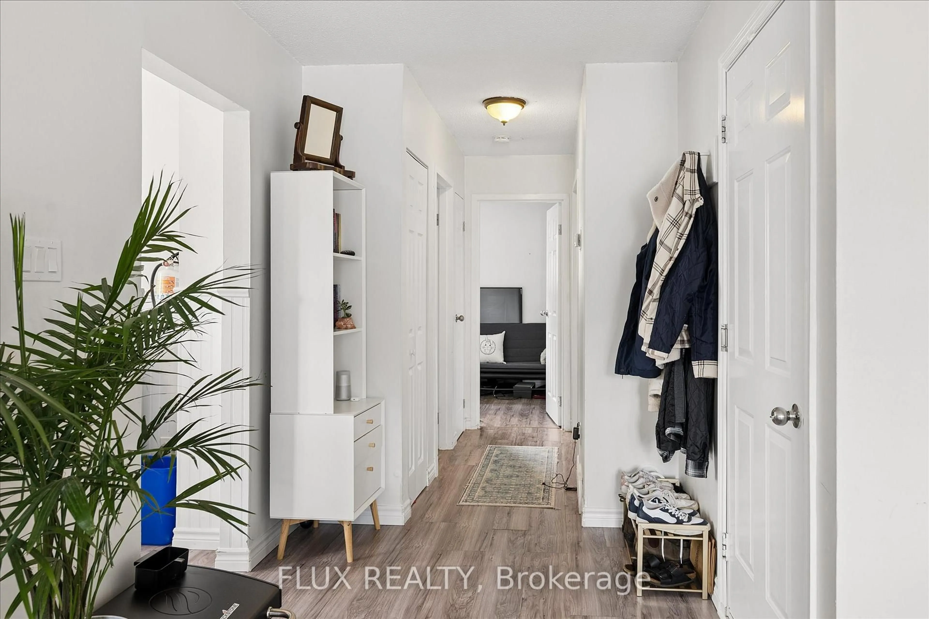 Indoor entryway for 154 Graham Cres, Stratford Ontario N5A 7G5