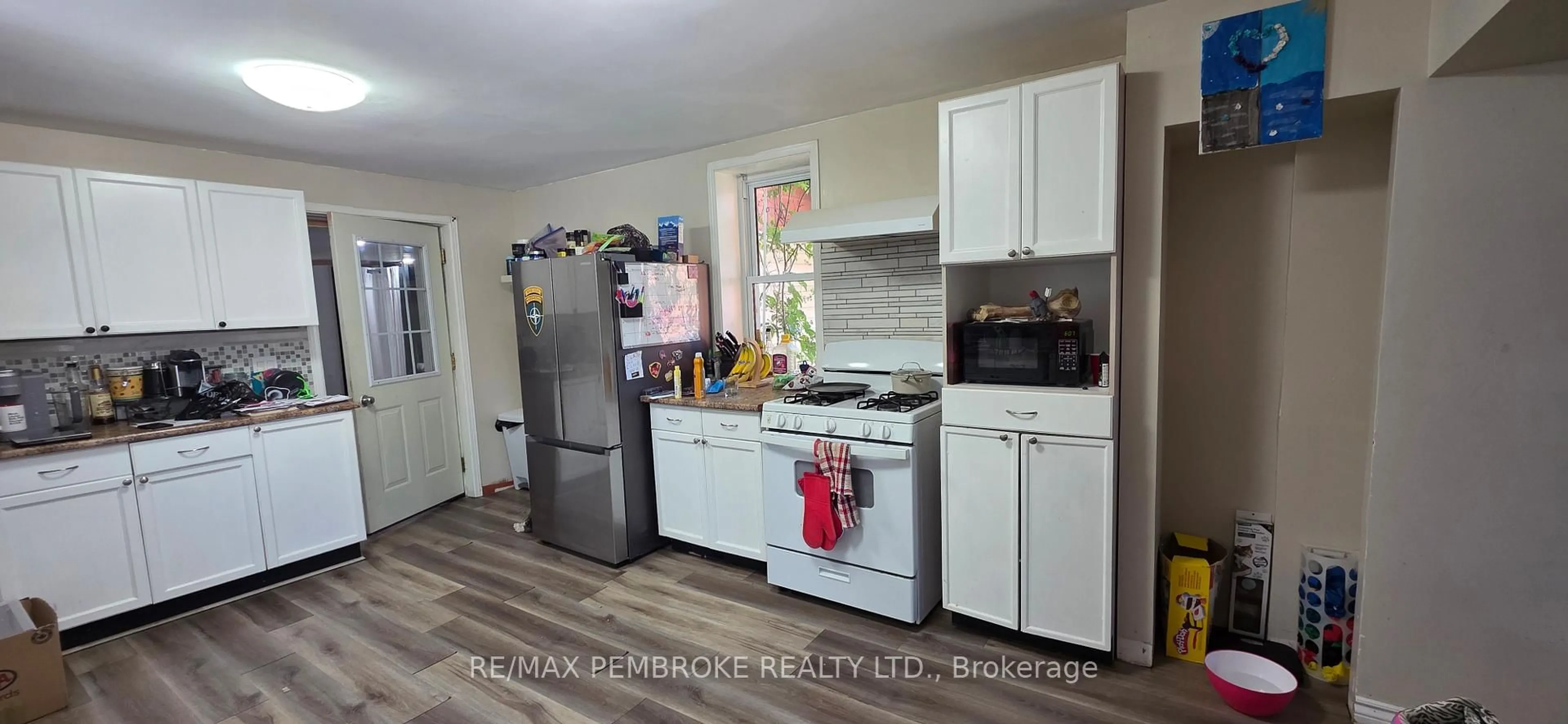 Standard kitchen, unknown for 459 Somerset St, Pembroke Ontario K8A 4C5