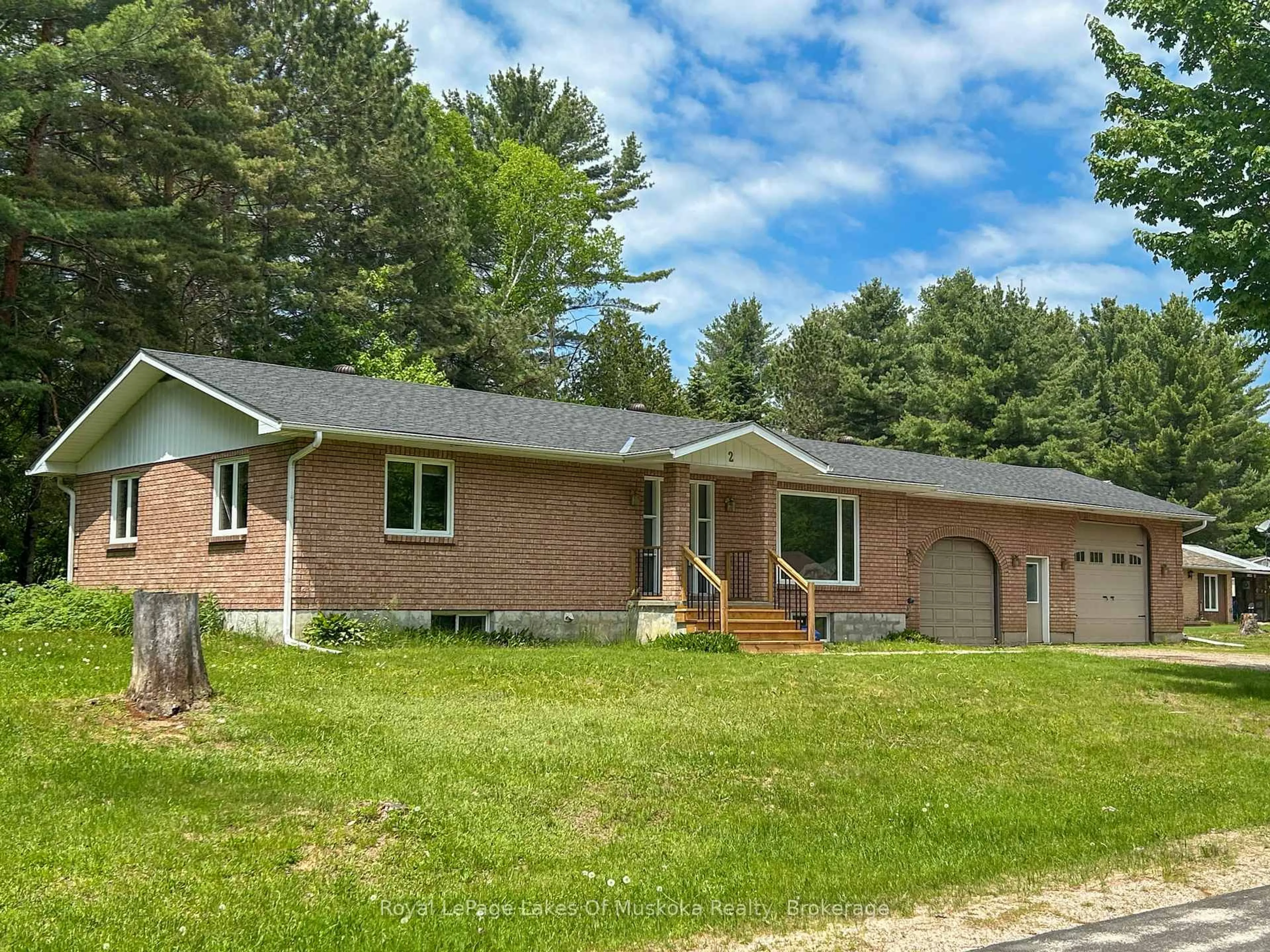 Home with brick exterior material, unknown for 2 Quirt Cres, Sundridge Ontario P0A 1Z0