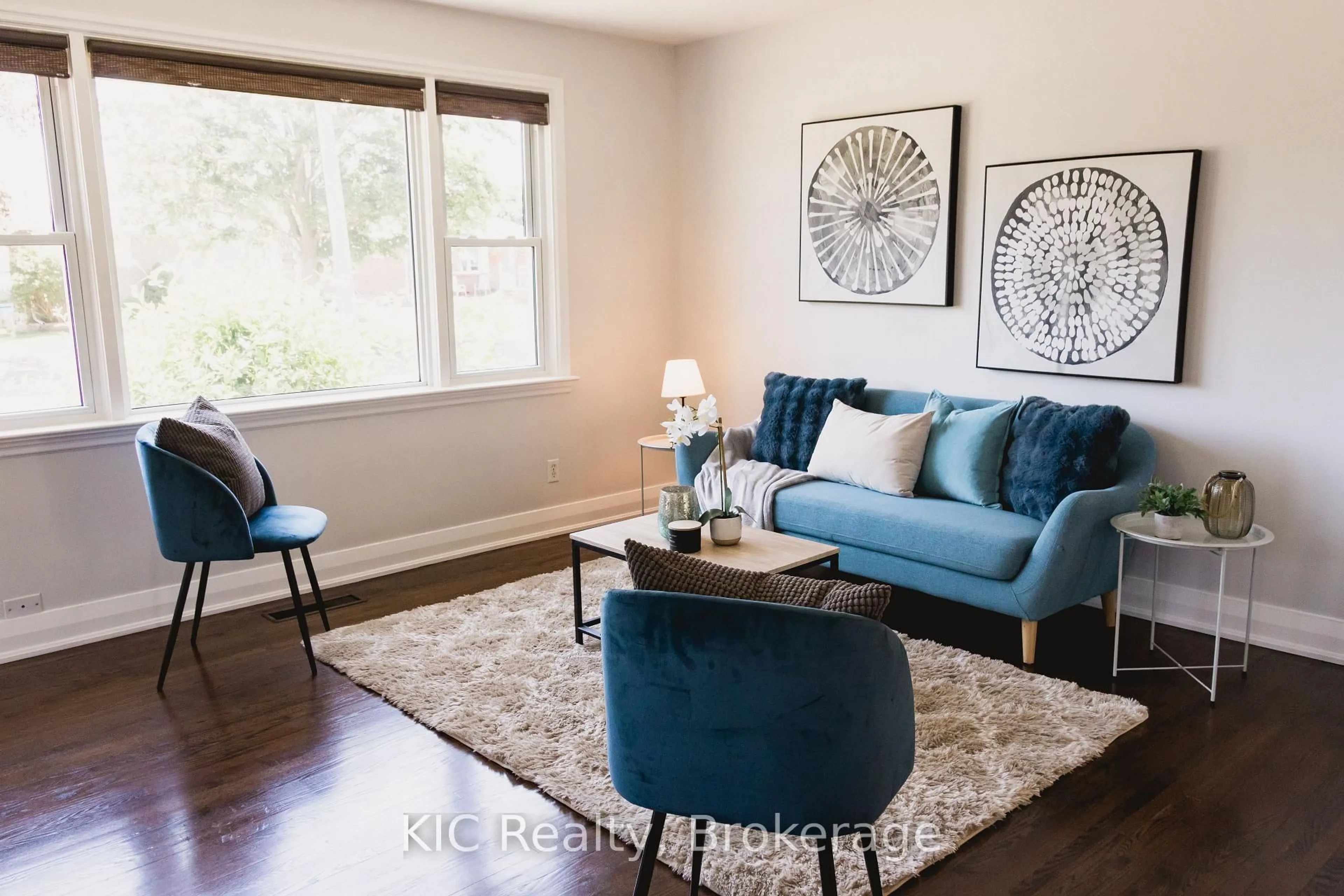 Living room with furniture, wood/laminate floor for 572 Shirley St, Cobourg Ontario K9A 2A7