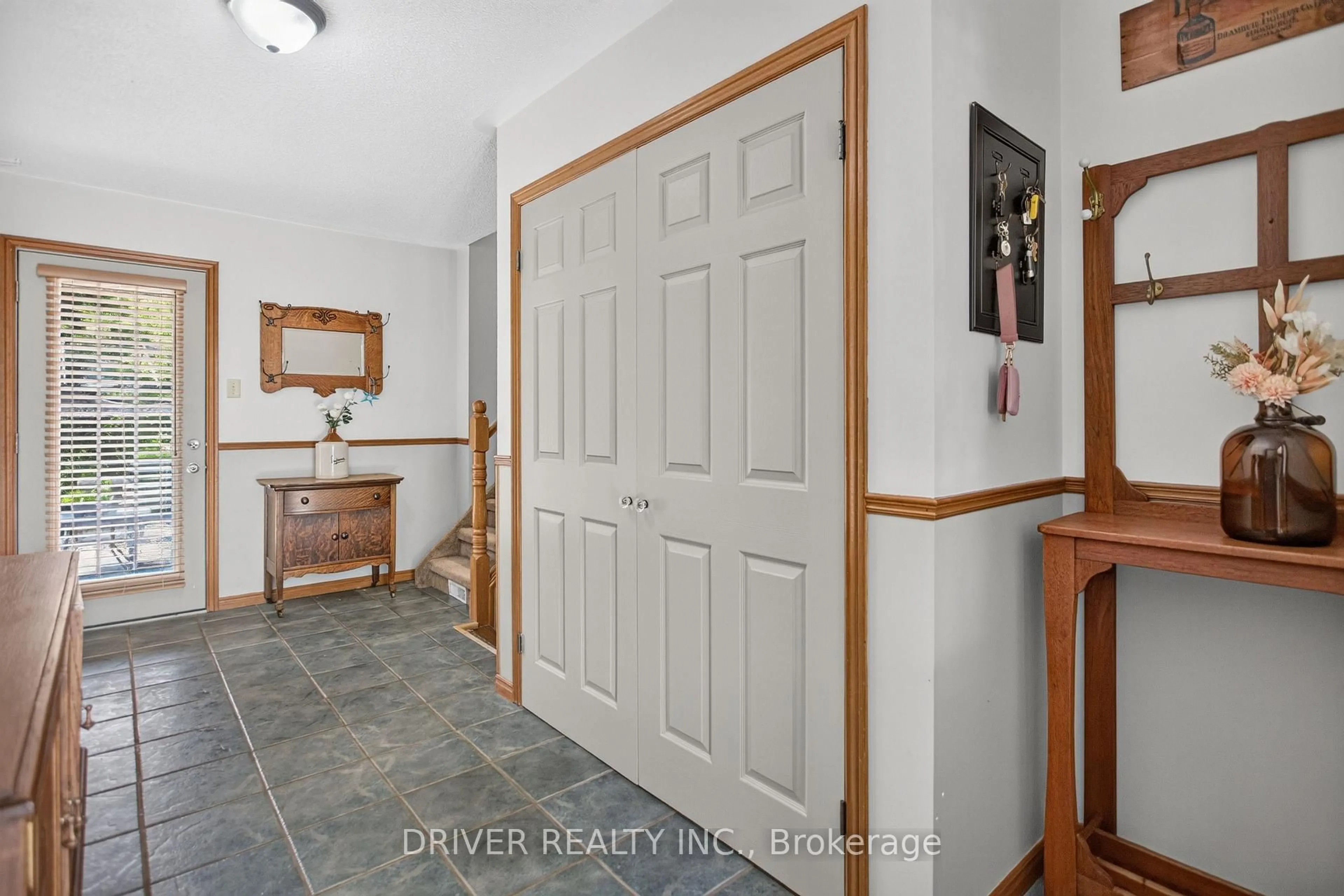 Indoor entryway for 24 Hawthorne Cres, Aylmer Ontario N5H 3C3