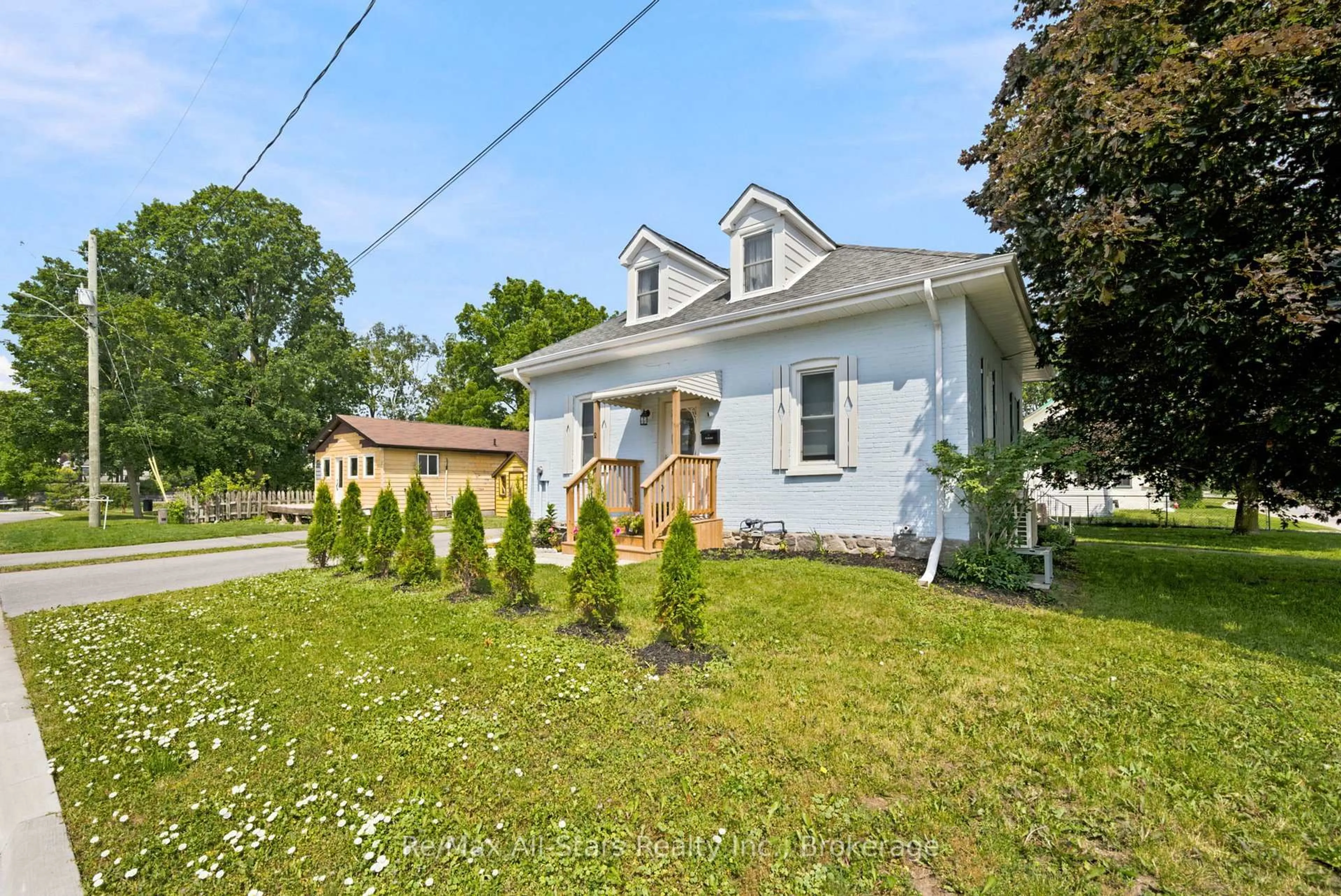 A pic from outside/outdoor area/front of a property/back of a property/a pic from drone, street for 2 Bond St, Kawartha Lakes Ontario K9V 3P3