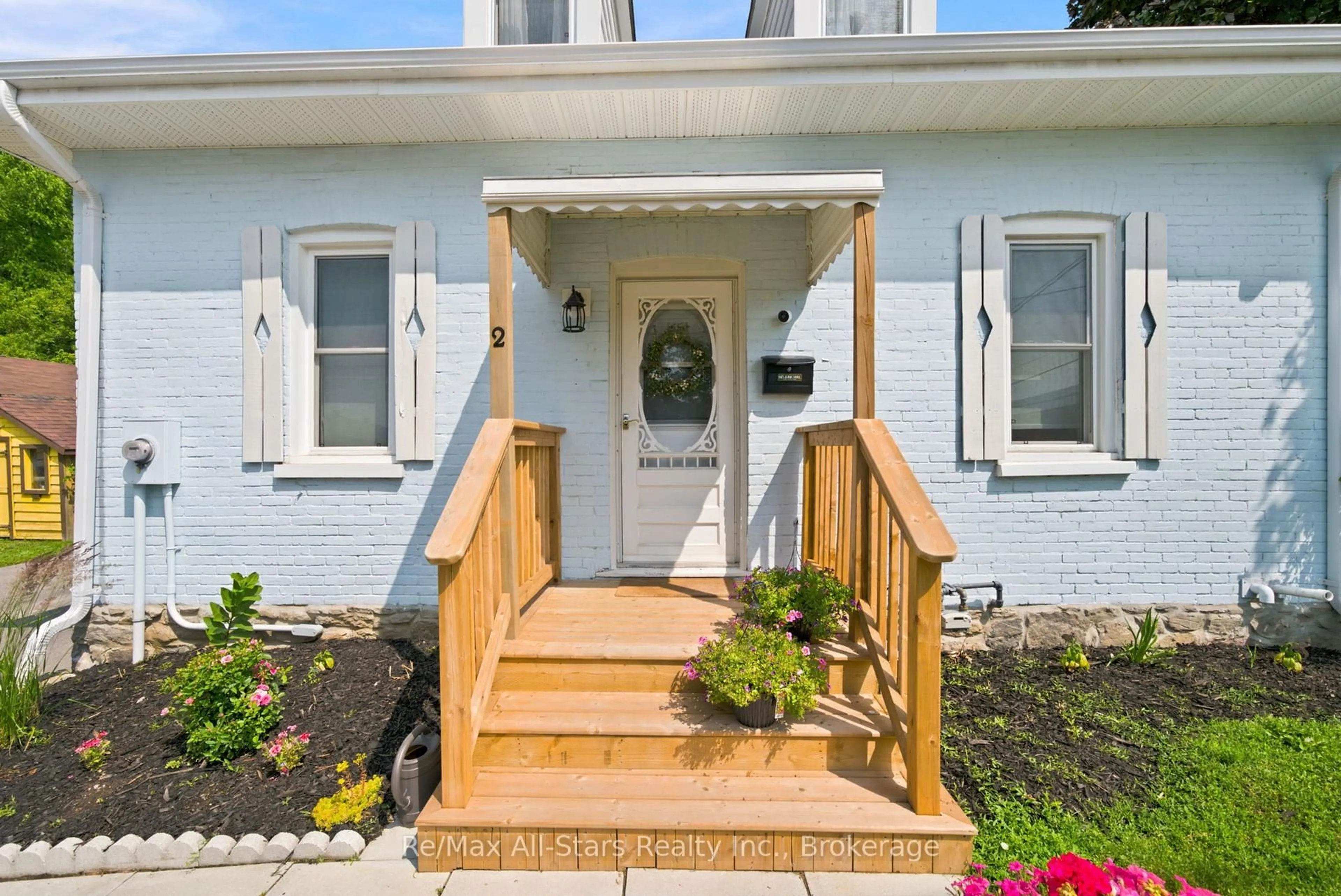 Indoor entryway for 2 Bond St, Kawartha Lakes Ontario K9V 3P3