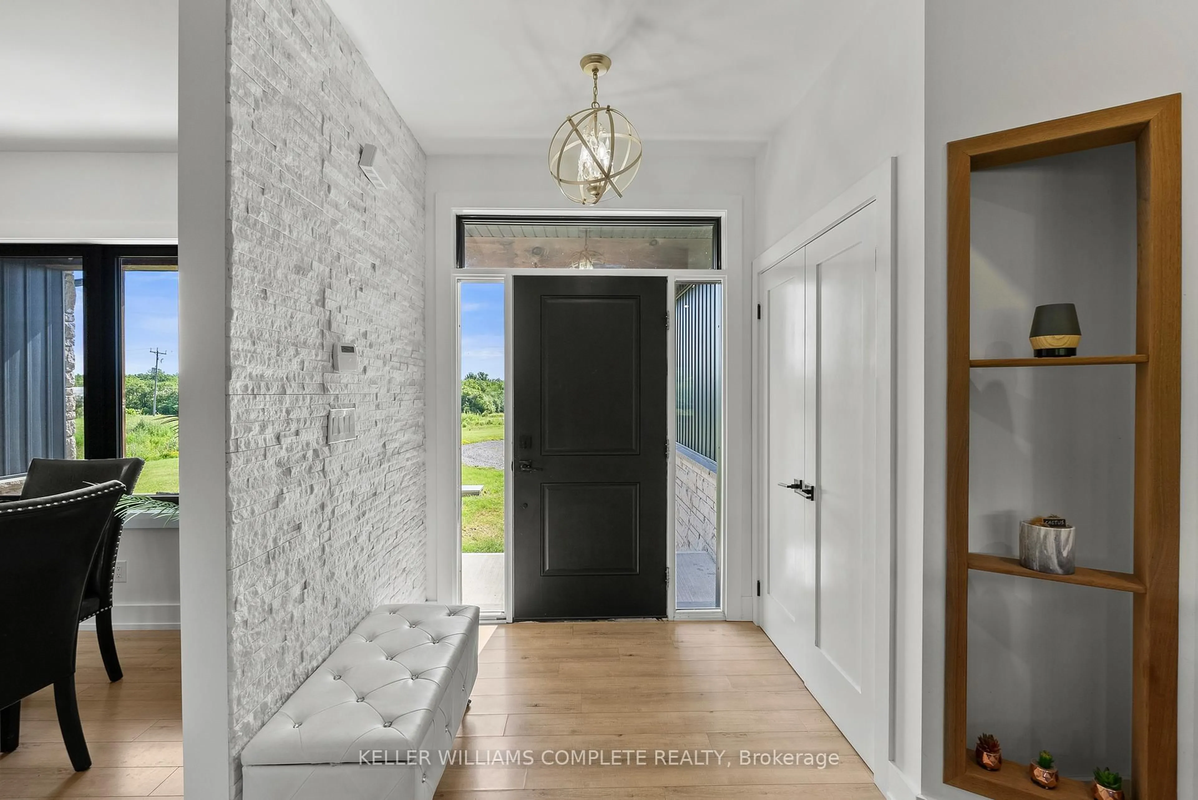 Indoor entryway for 641 Burleigh Rd, Fort Erie Ontario L0S 1N0