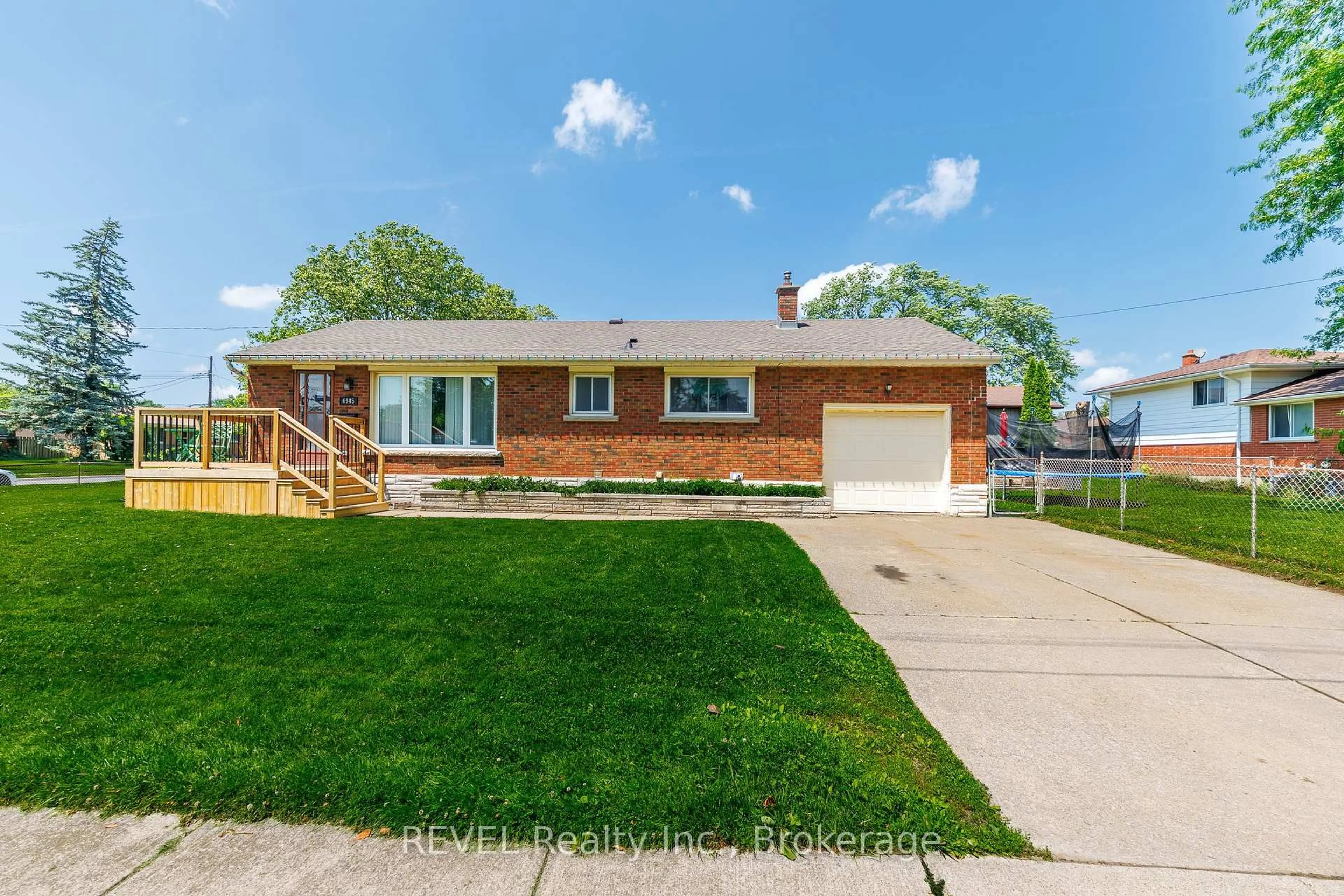 Home with brick exterior material, street for 6945 Douglas St, Niagara Falls Ontario L2G 3C6