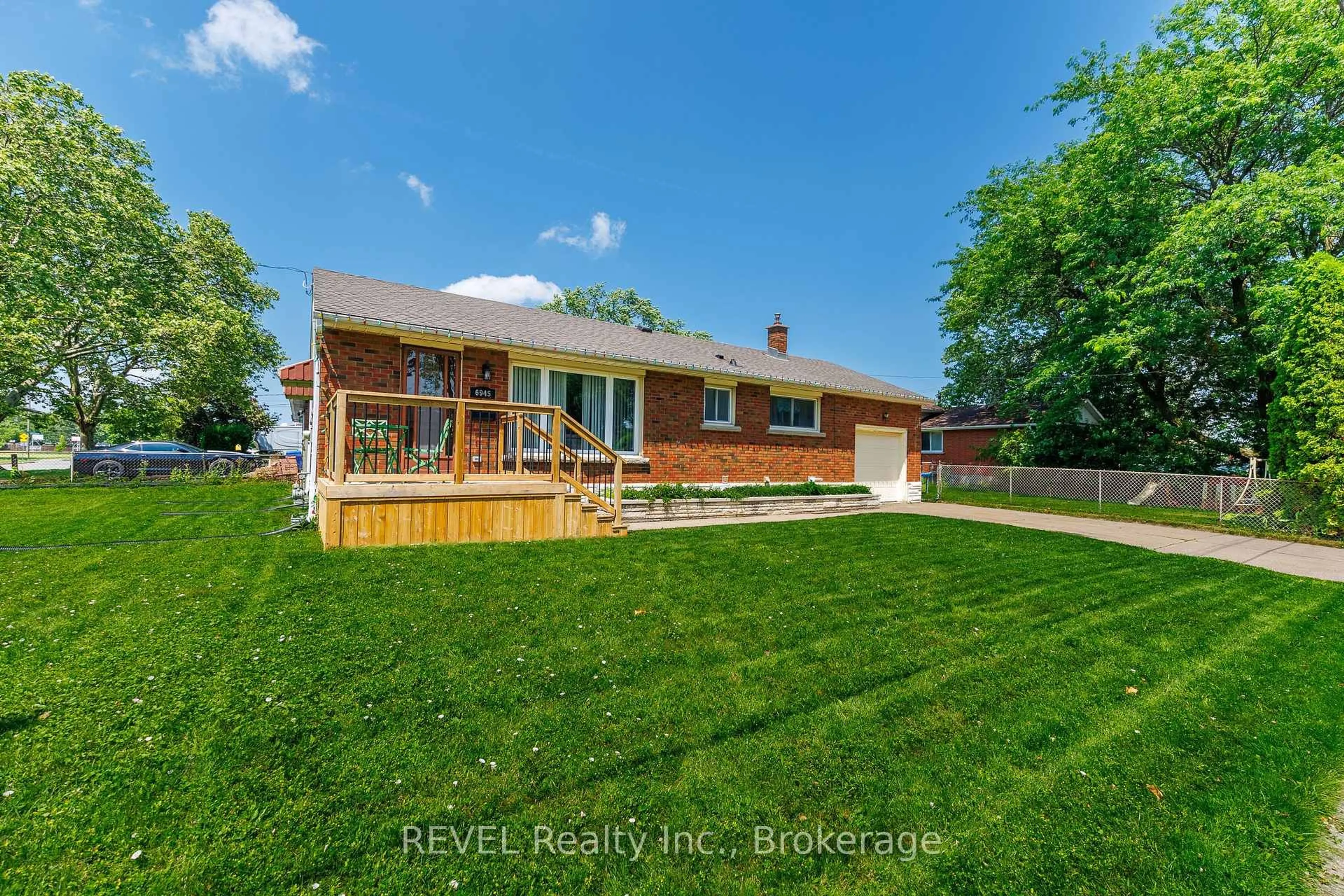 A pic from outside/outdoor area/front of a property/back of a property/a pic from drone, water/lake/river/ocean view for 6945 Douglas St, Niagara Falls Ontario L2G 3C6