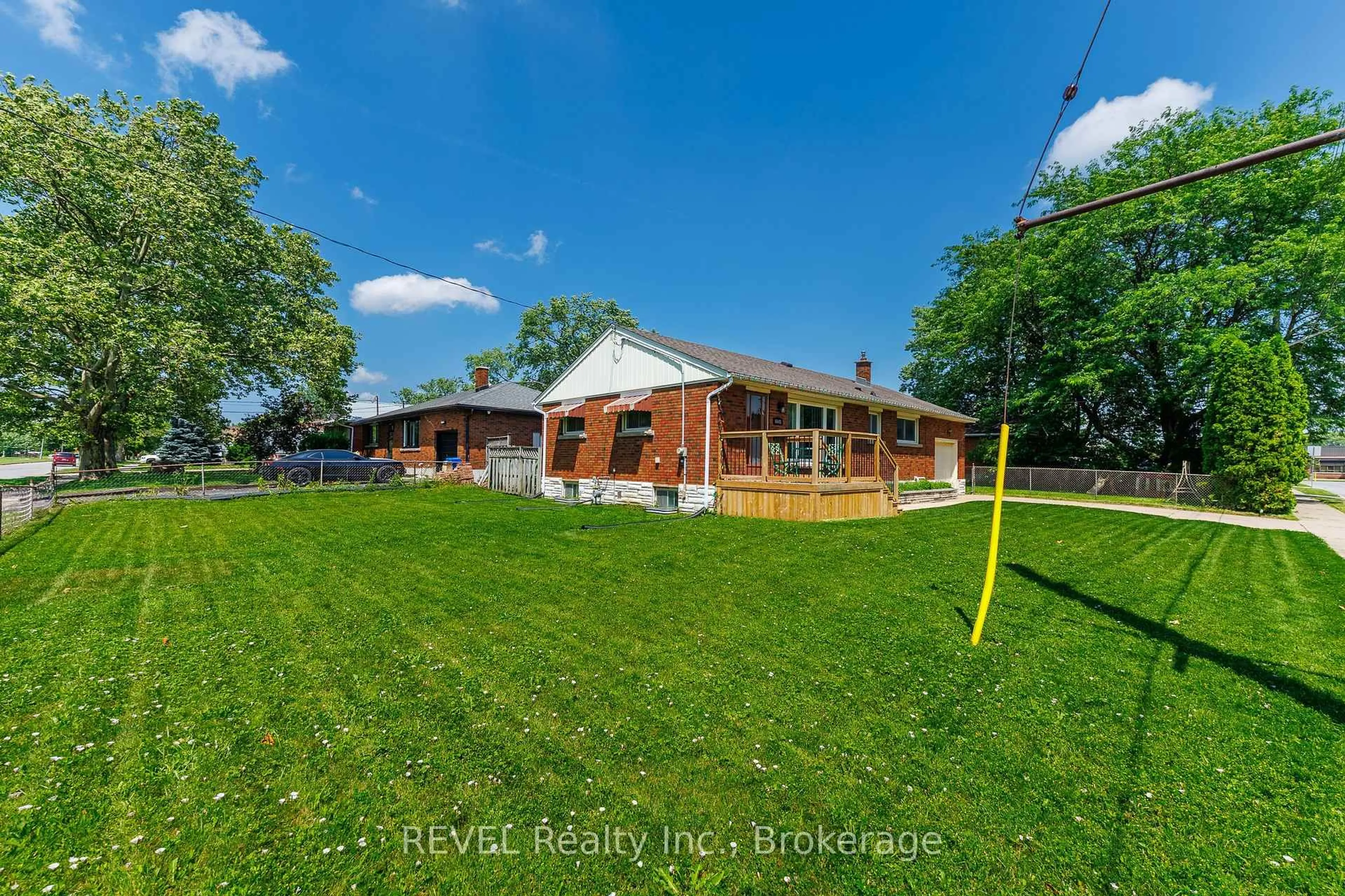 A pic from outside/outdoor area/front of a property/back of a property/a pic from drone, unknown for 6945 Douglas St, Niagara Falls Ontario L2G 3C6