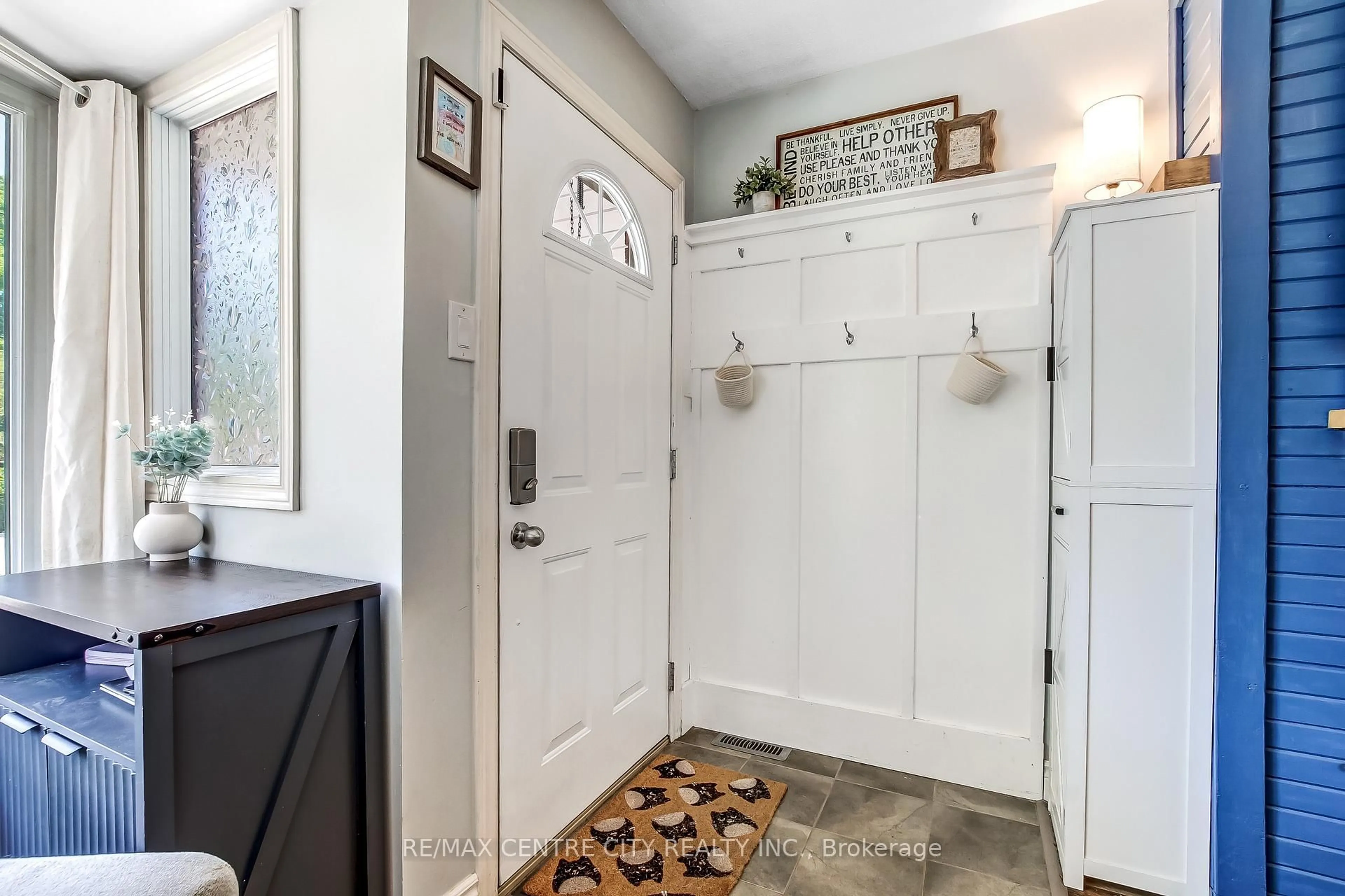 Indoor entryway for 263 Frances St #A, Central Elgin Ontario N5L 1A8