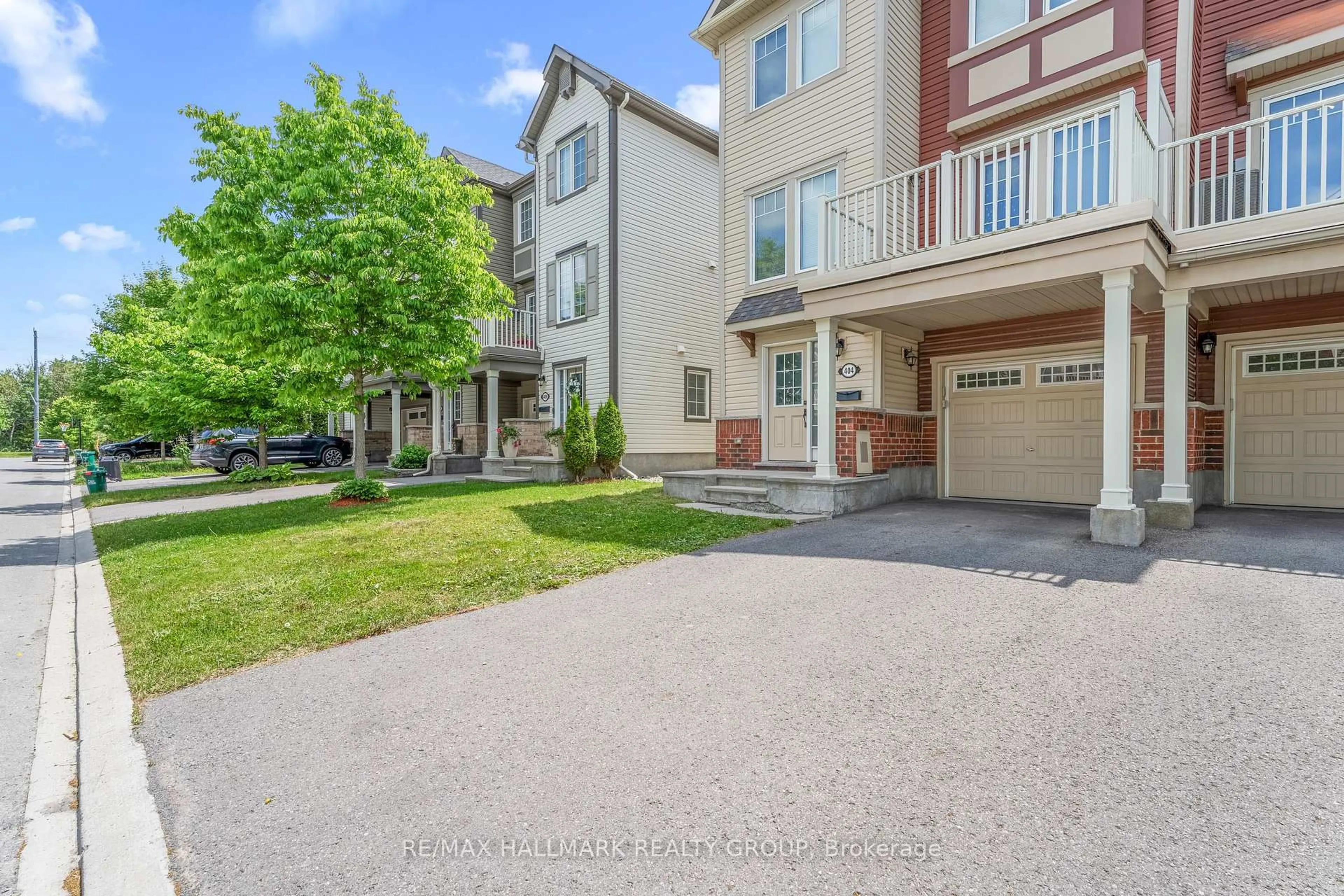 A pic from outside/outdoor area/front of a property/back of a property/a pic from drone, street for 404 Rosingdale St, Ottawa Ontario K2R 1G9