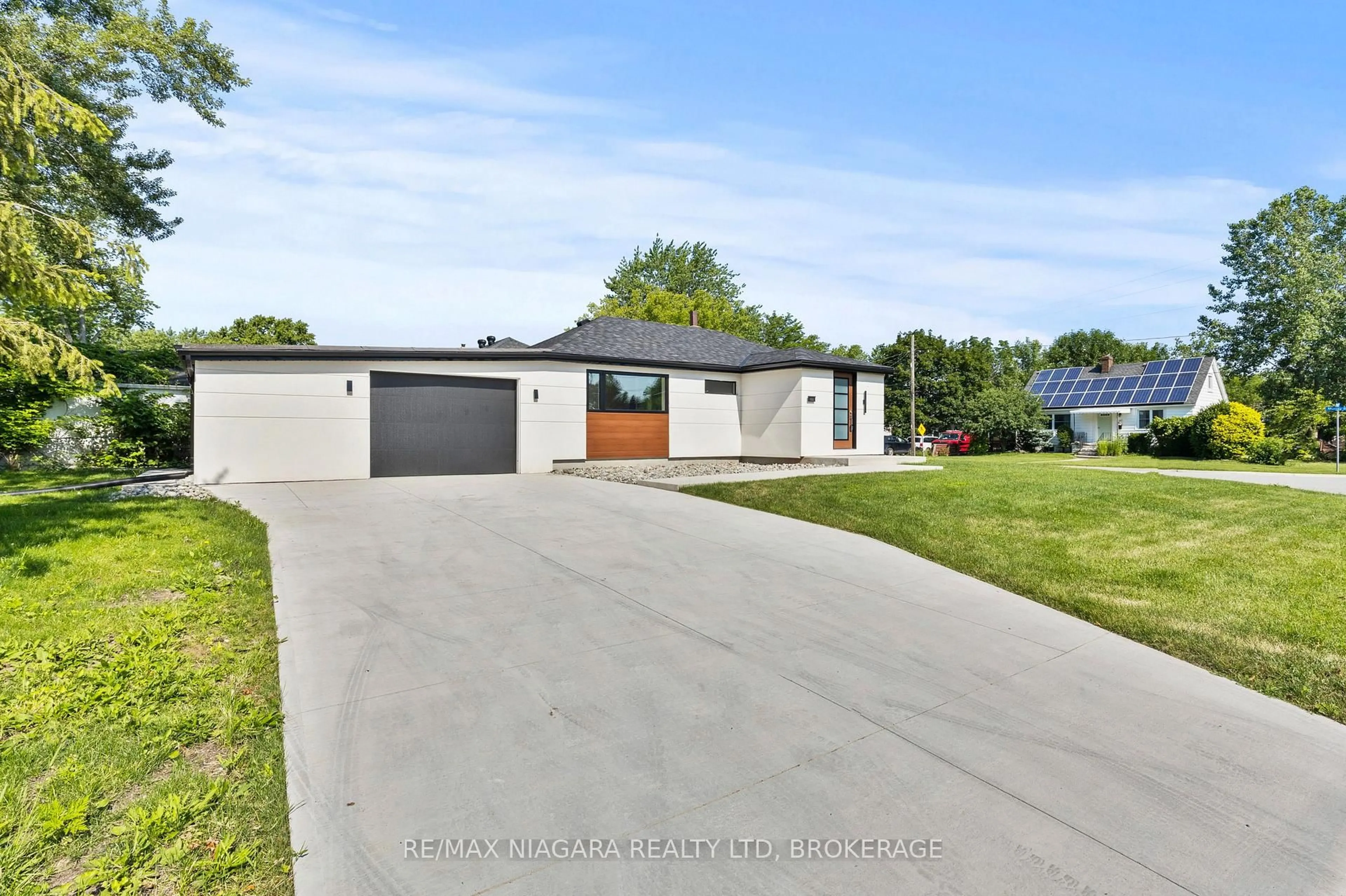 A pic from outside/outdoor area/front of a property/back of a property/a pic from drone, street for 150 Douglas St, Fort Erie Ontario L2A 3W9