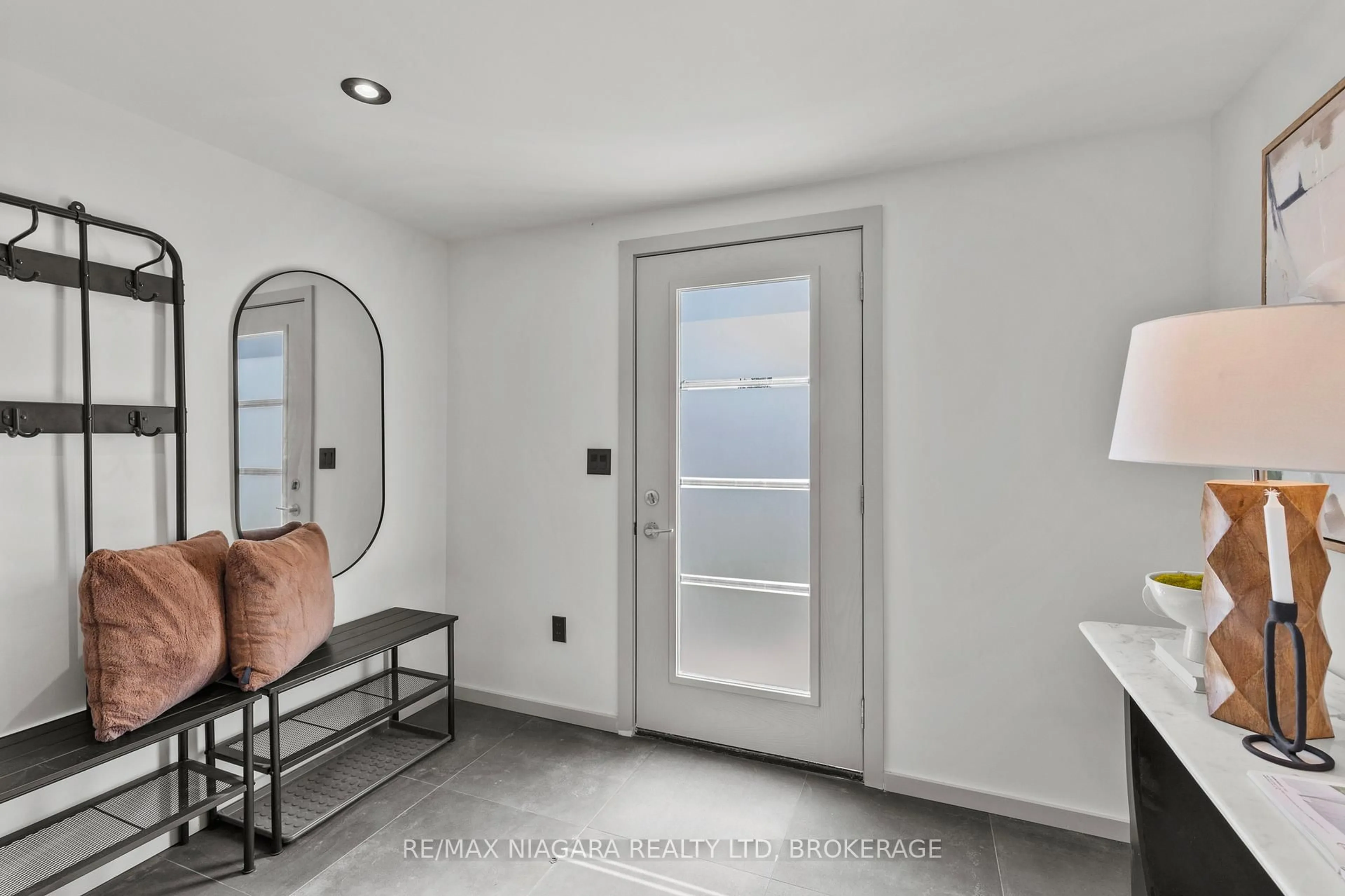 Indoor entryway for 150 Douglas St, Fort Erie Ontario L2A 3W9