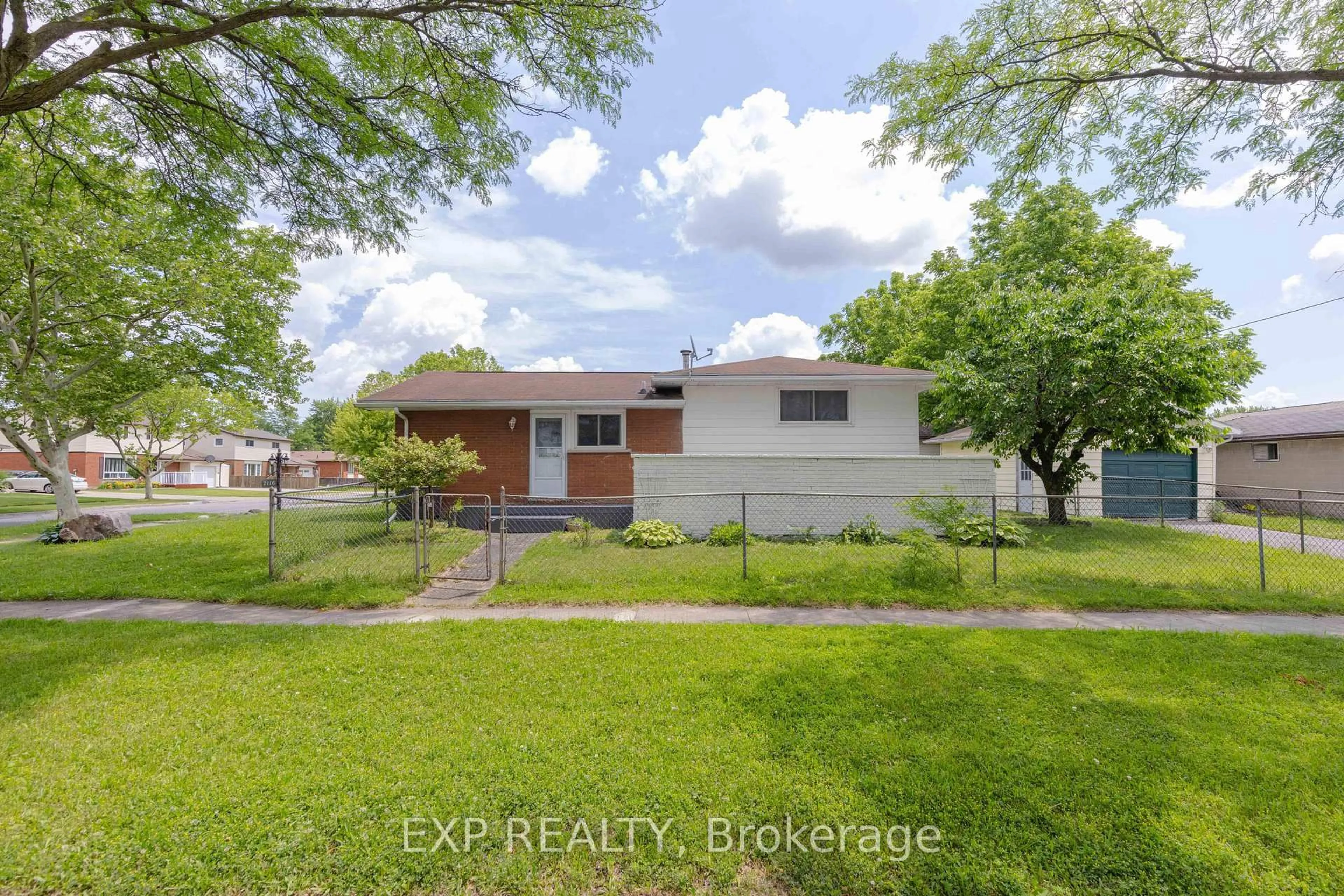 A pic from outside/outdoor area/front of a property/back of a property/a pic from drone, street for 7116 Centennial St, Niagara Falls Ontario L2G 2Z1