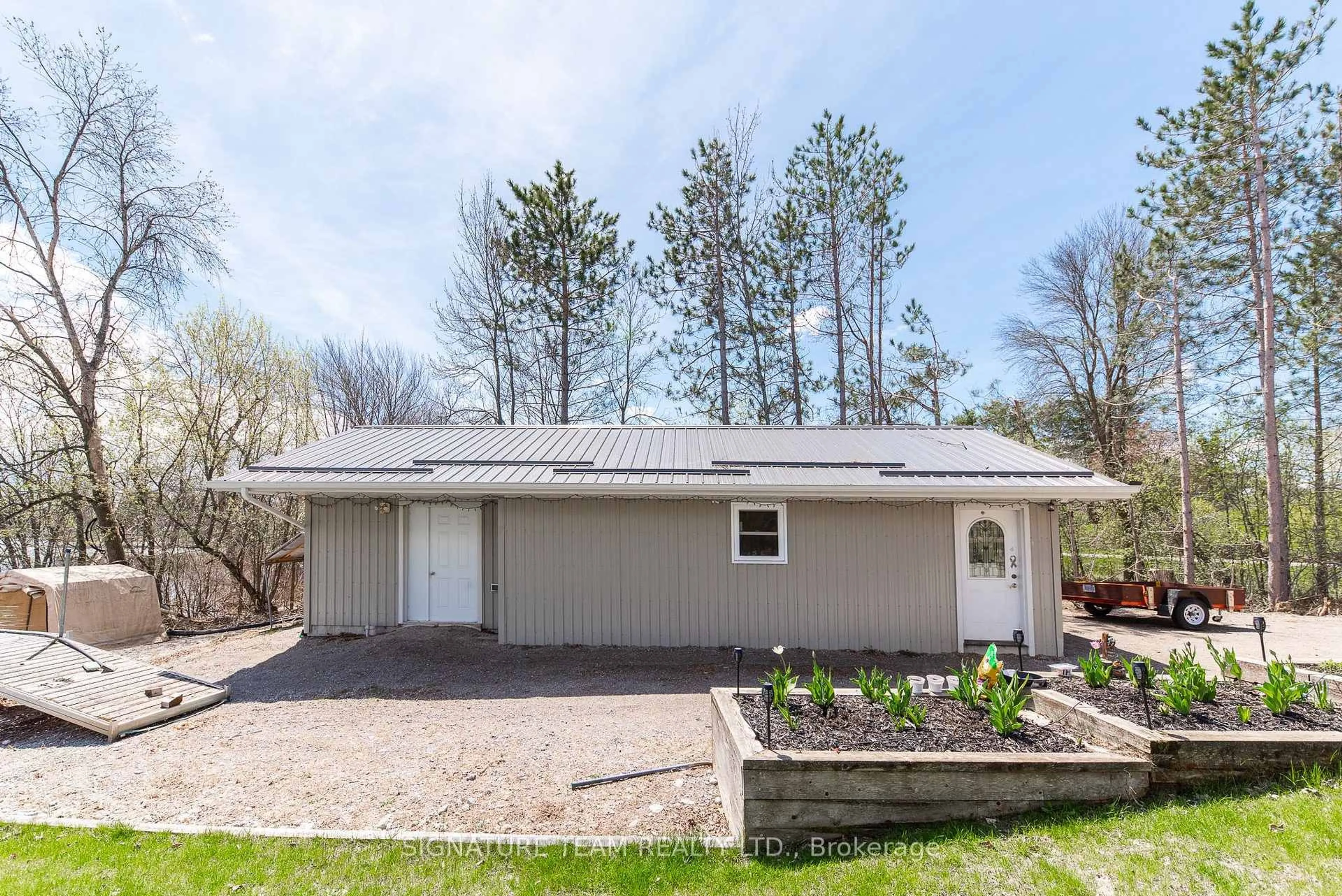 Home with vinyl exterior material, street for 428 Lacroix Bay Rd, Westmeath Ontario K0J 2L0