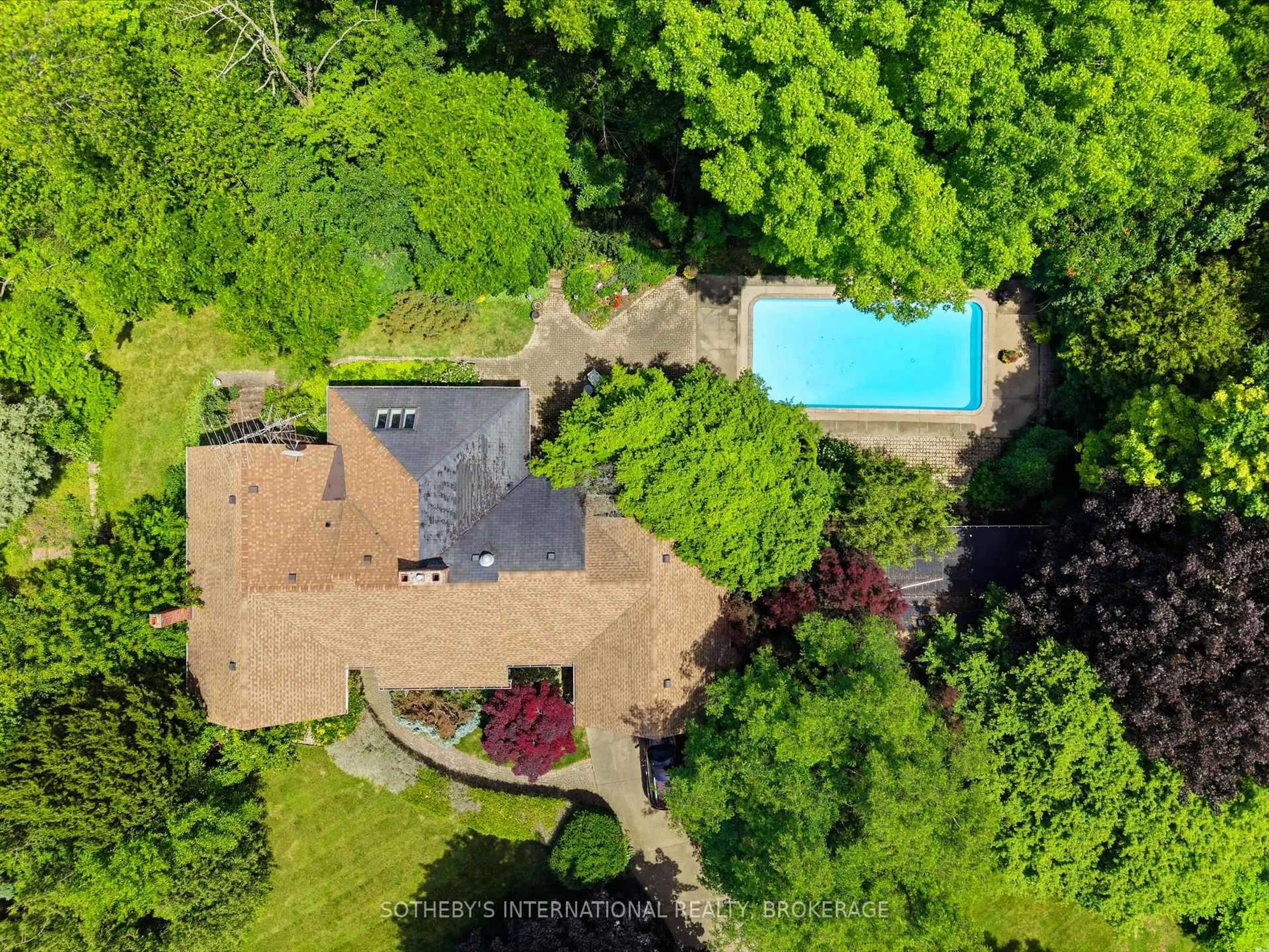 A pic from outside/outdoor area/front of a property/back of a property/a pic from drone, unknown for 22 Colonel Butler Cres, Niagara-on-the-Lake Ontario L0S 1J0