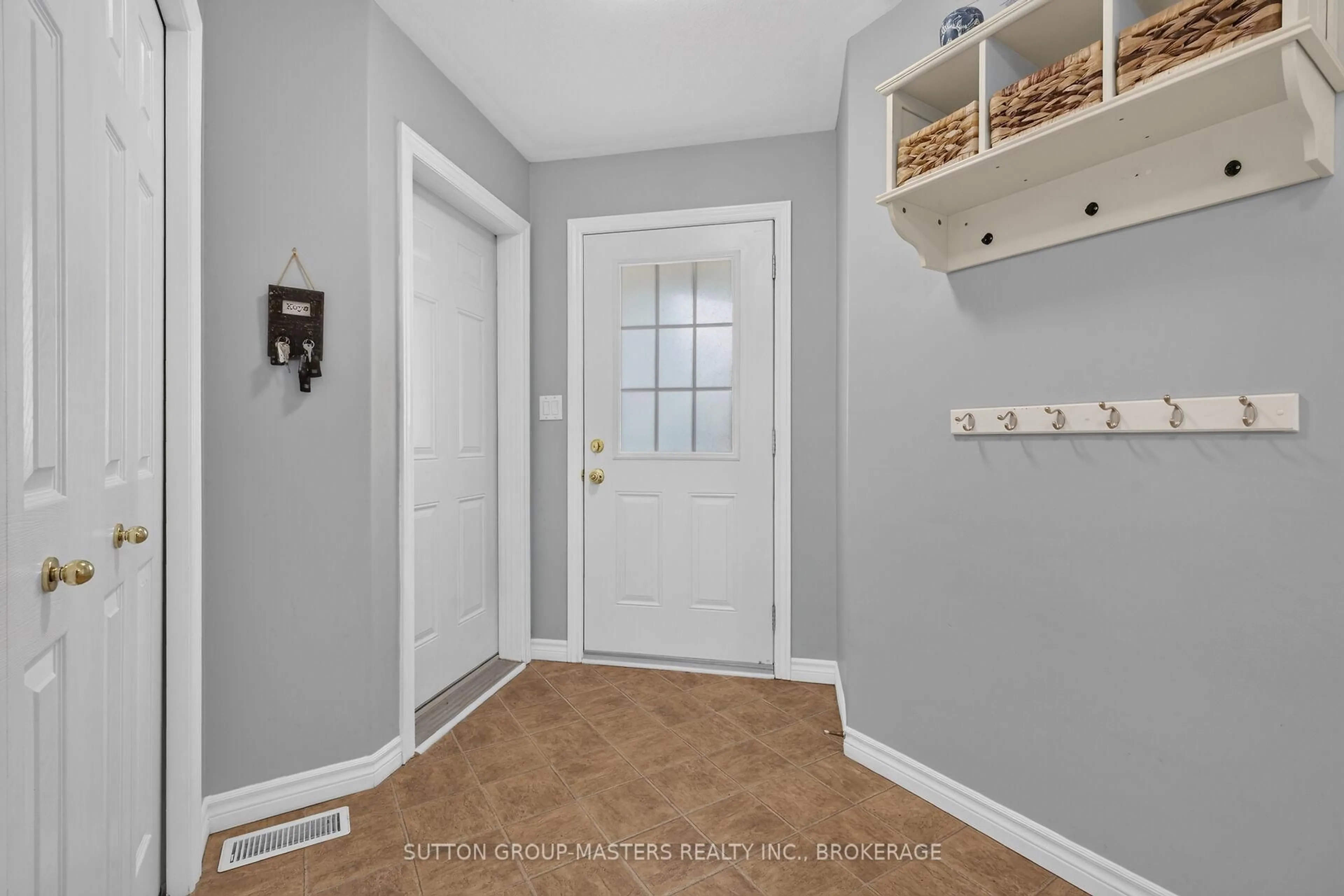 Indoor entryway for 192 Kildare Ave, Loyalist Ontario K7N 0A4