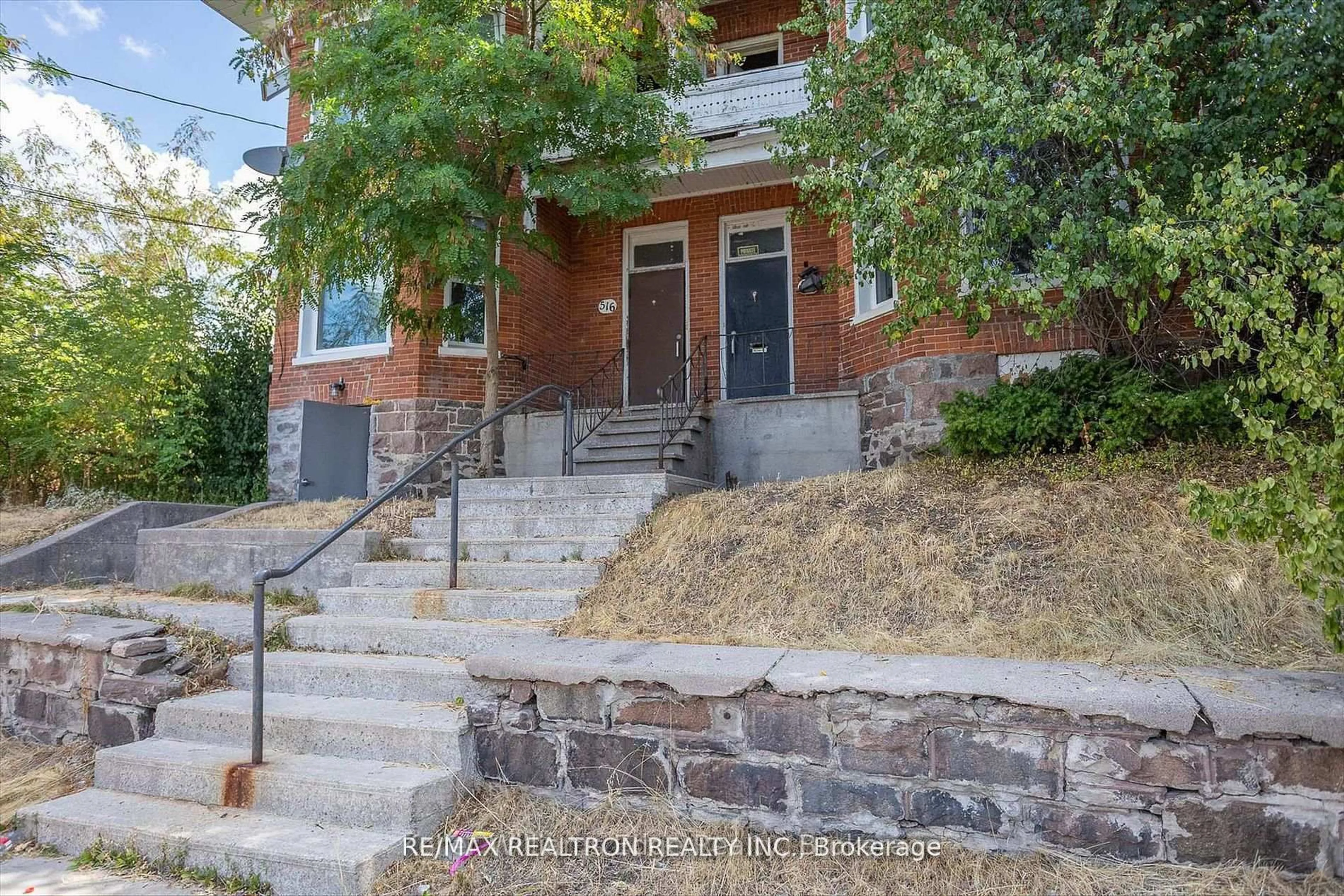 Stairs for 514-516 Aylmer St, Peterborough Ontario K9H 3W5
