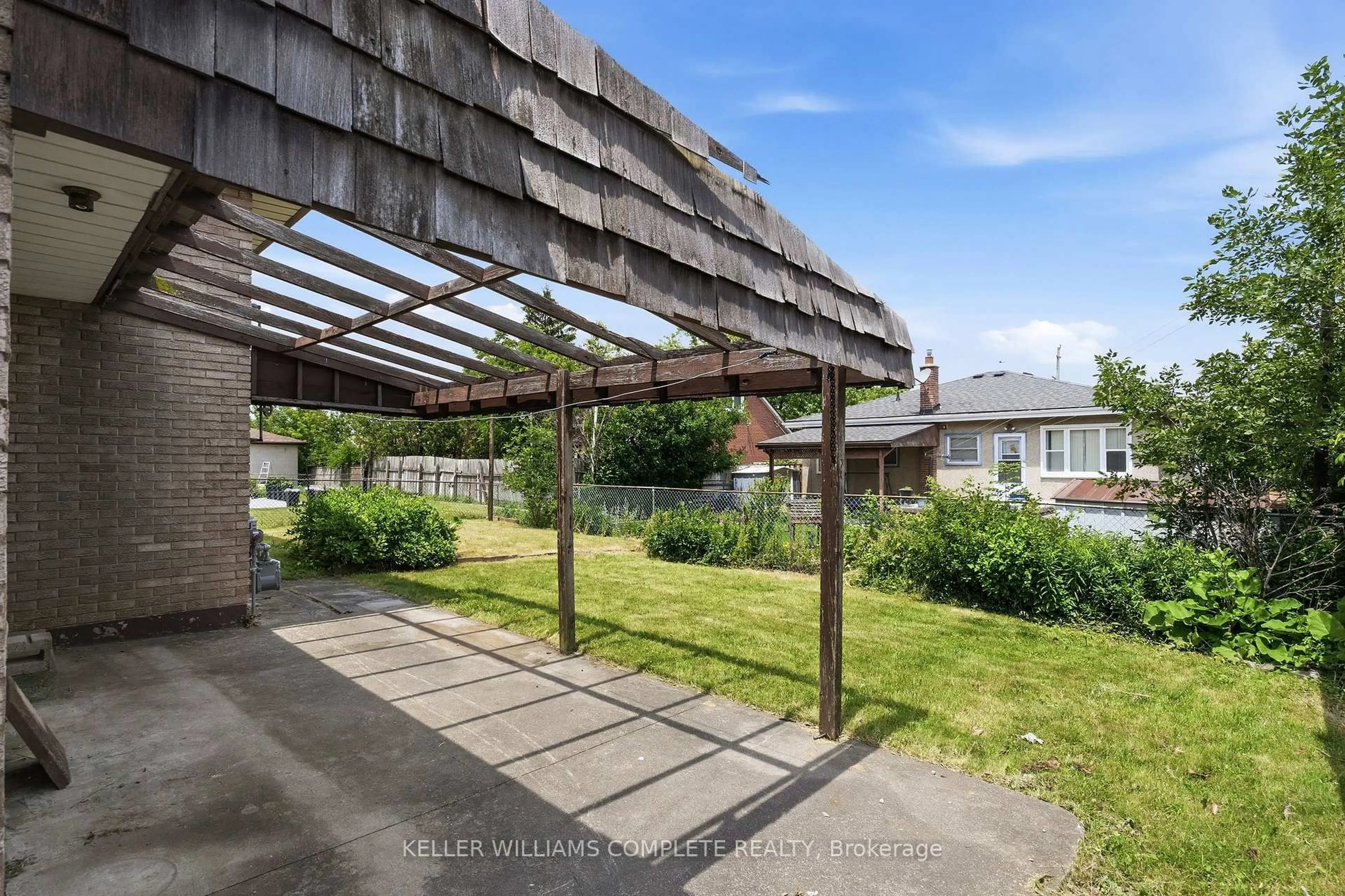 A pic from outside/outdoor area/front of a property/back of a property/a pic from drone, street for 34 Windrush Cres, Hamilton Ontario L8V 2K8