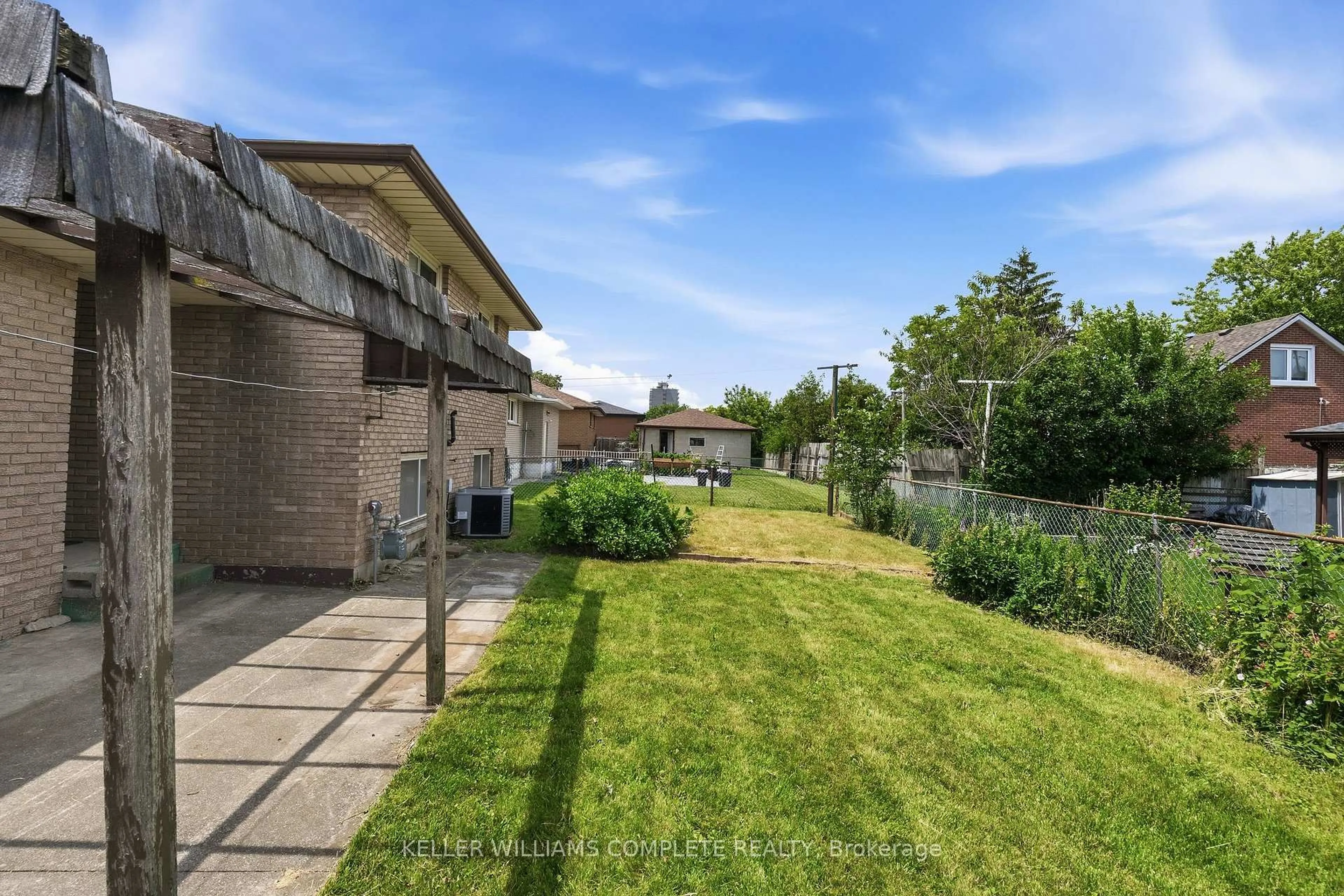 A pic from outside/outdoor area/front of a property/back of a property/a pic from drone, street for 34 Windrush Cres, Hamilton Ontario L8V 2K8