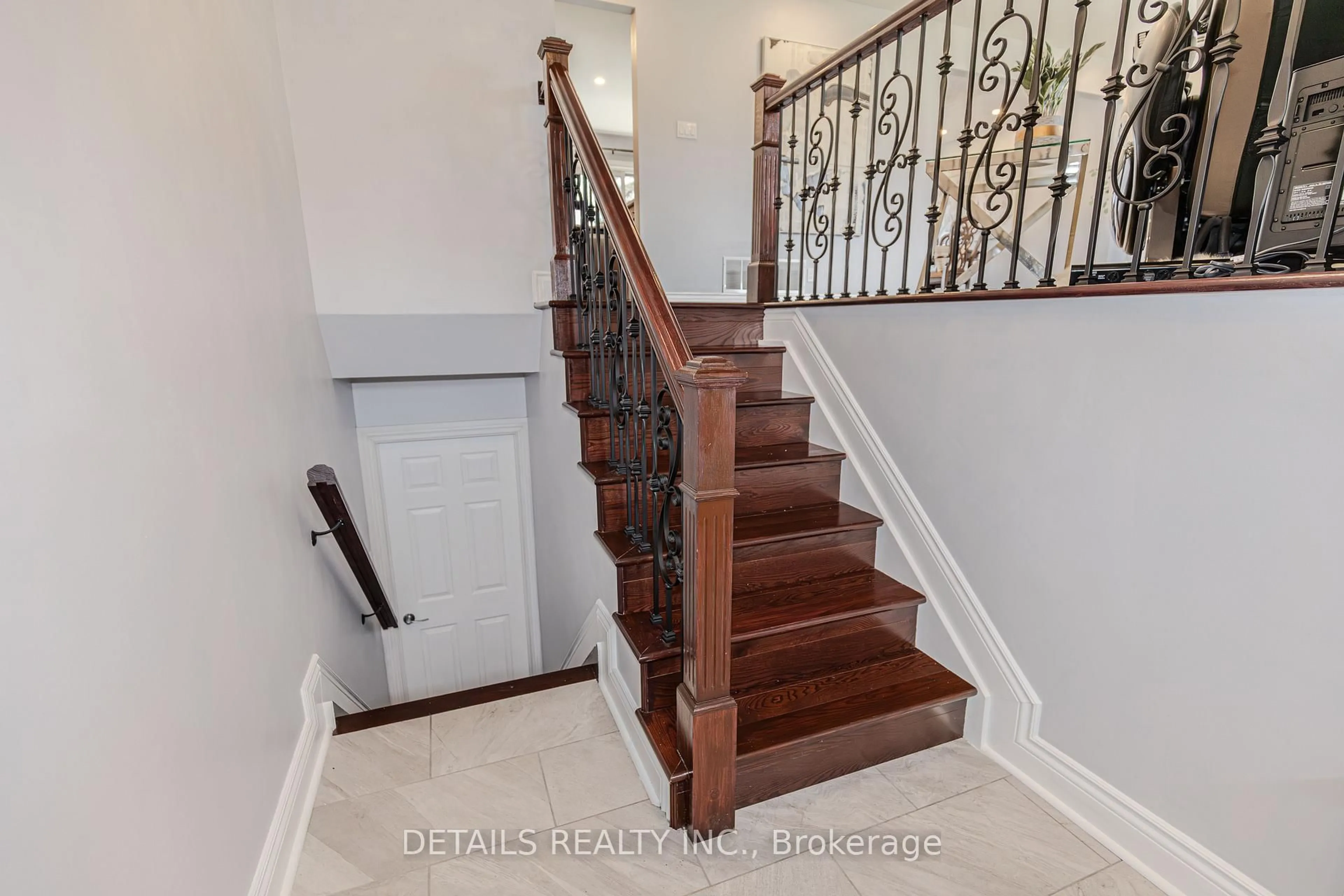 Stairs for 7 Kerry Cres, Ottawa Ontario K2E 5V7