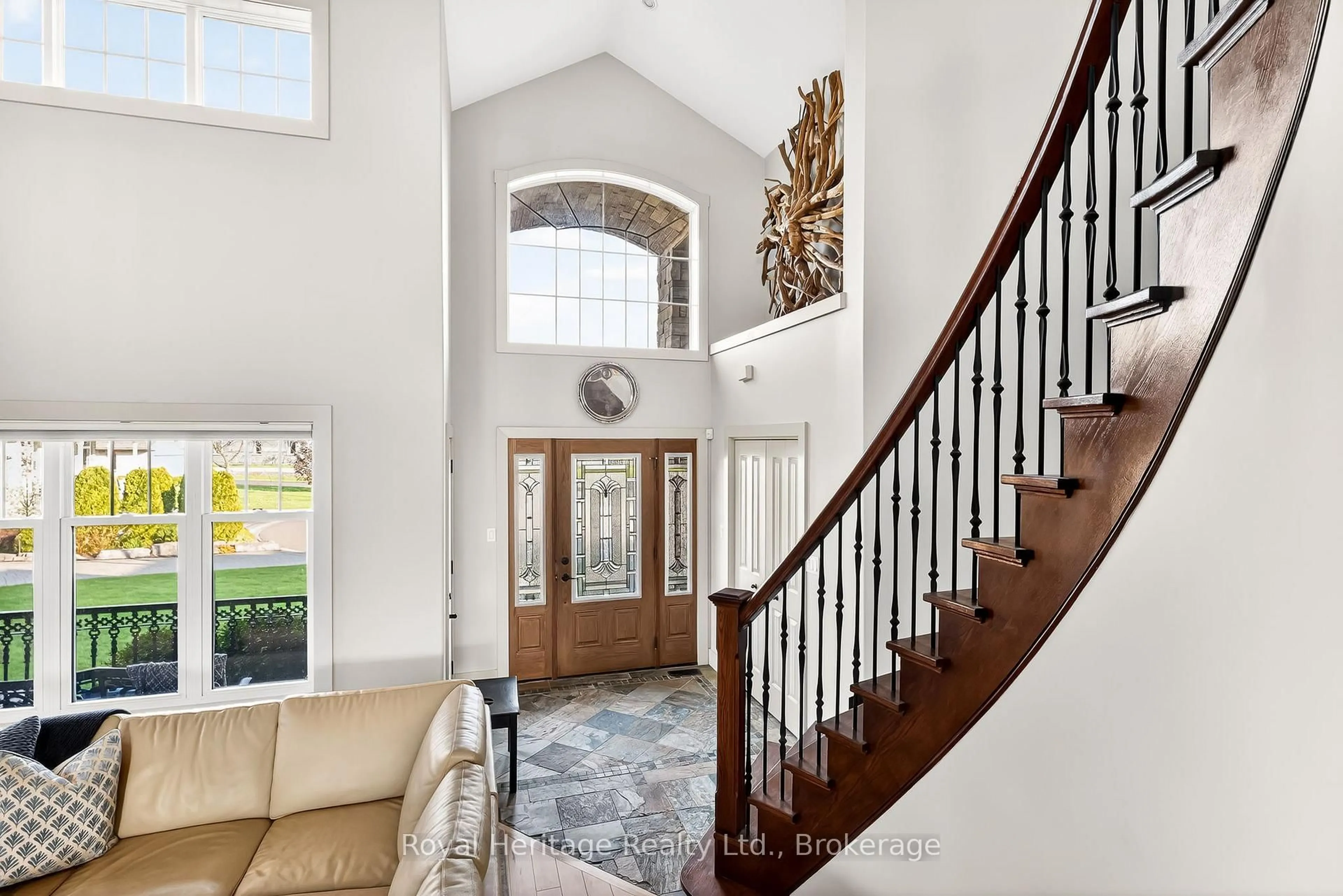 Indoor entryway for 32 Edgewater Dr, Brighton Ontario K0K 1H0