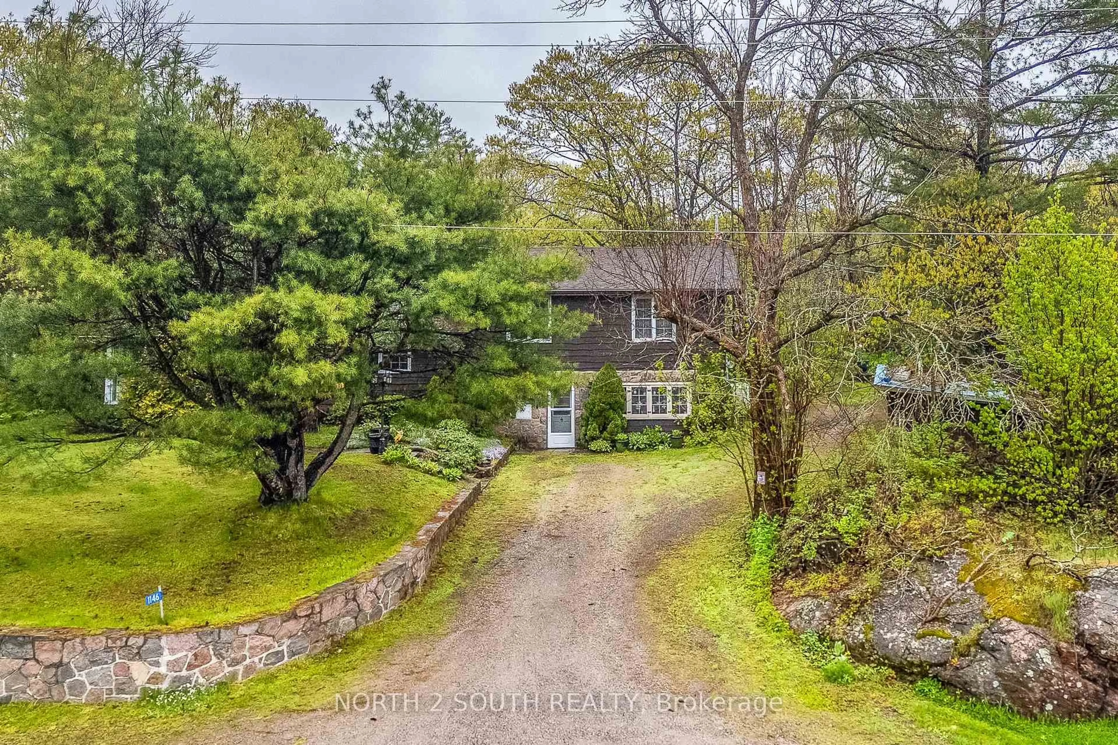 A pic from outside/outdoor area/front of a property/back of a property/a pic from drone, street for 1146 Honey Harbour Rd, Georgian Bay Ontario L0K 1S0