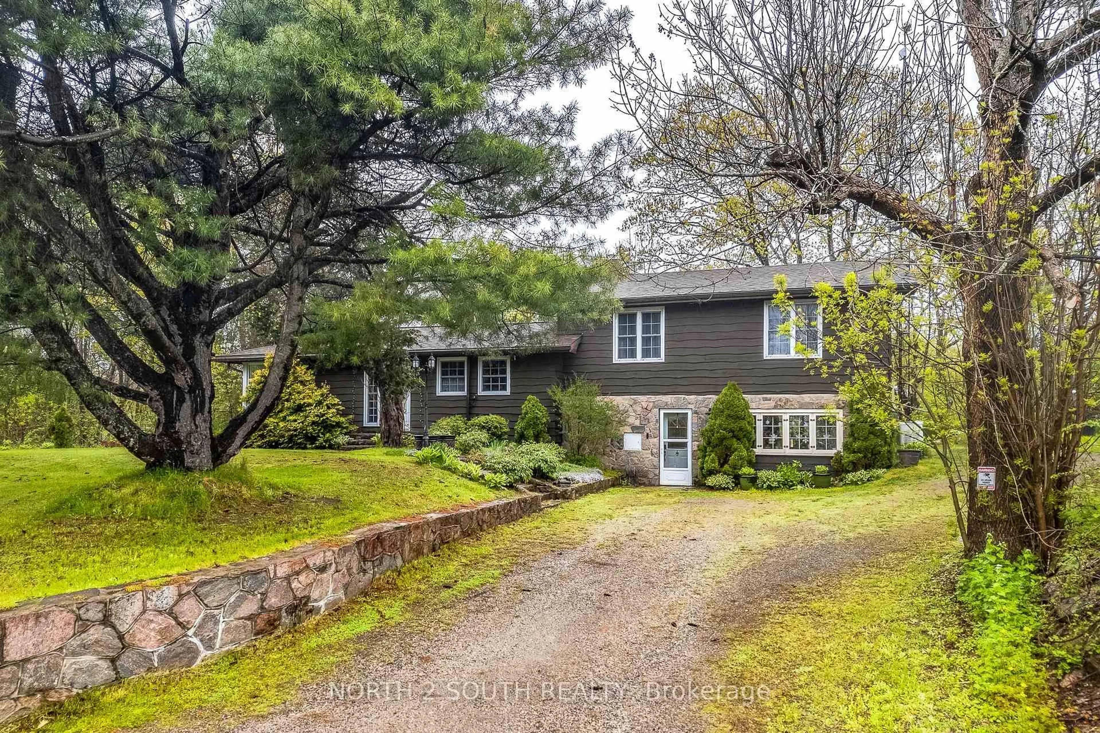 A pic from outside/outdoor area/front of a property/back of a property/a pic from drone, street for 1146 Honey Harbour Rd, Georgian Bay Ontario L0K 1S0