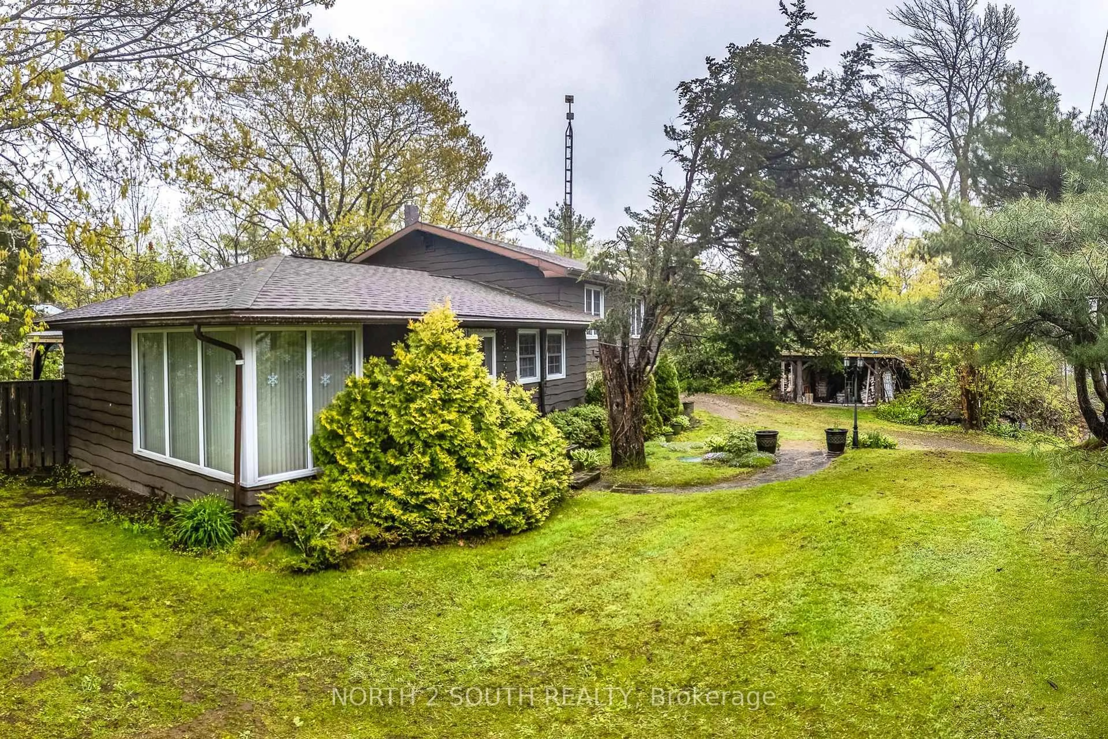 A pic from outside/outdoor area/front of a property/back of a property/a pic from drone, unknown for 1146 Honey Harbour Rd, Georgian Bay Ontario L0K 1S0