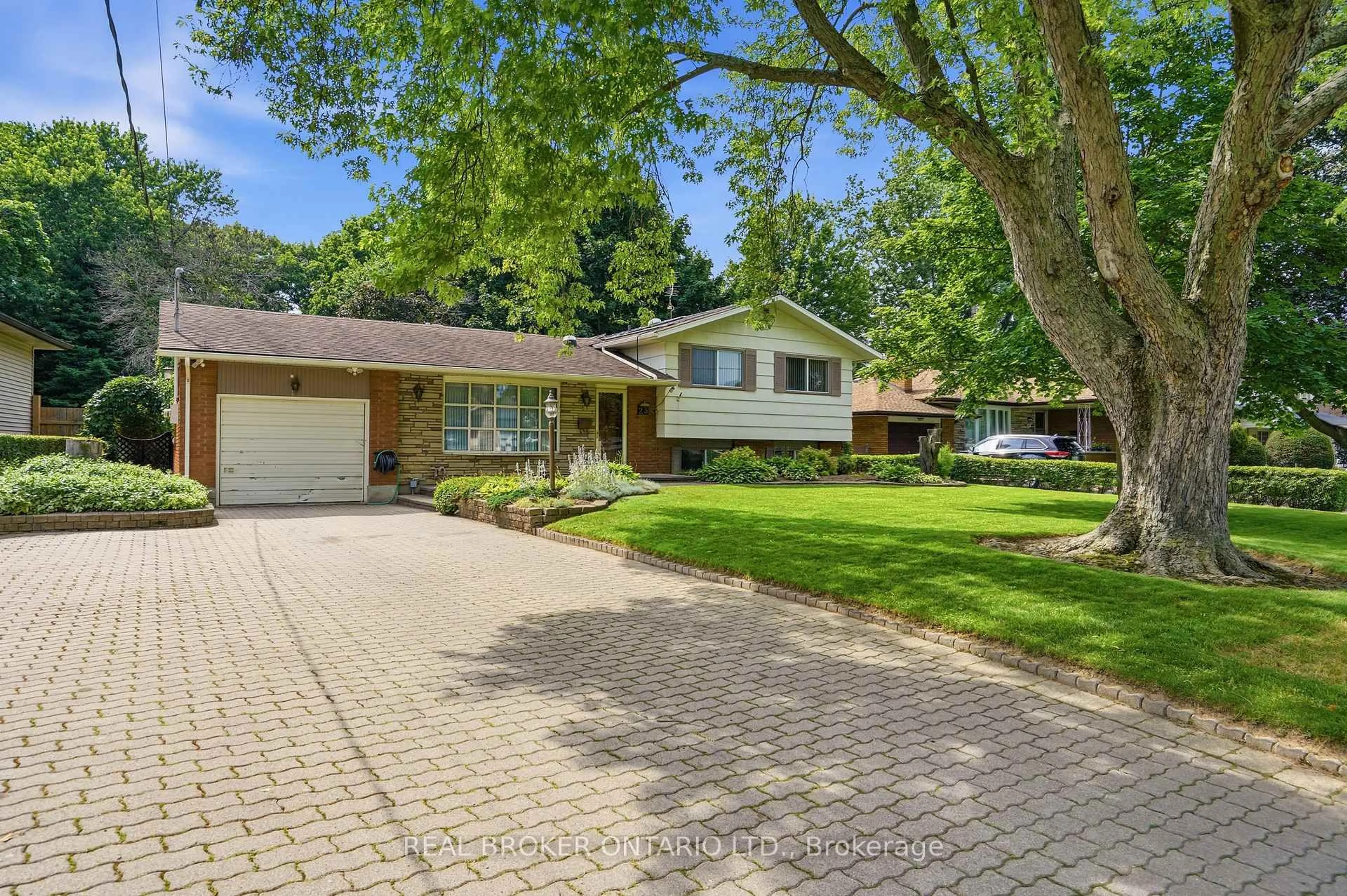 Home with brick exterior material, street for 23 Kings Grant Rd, St. Catharines Ontario L2N 2S1