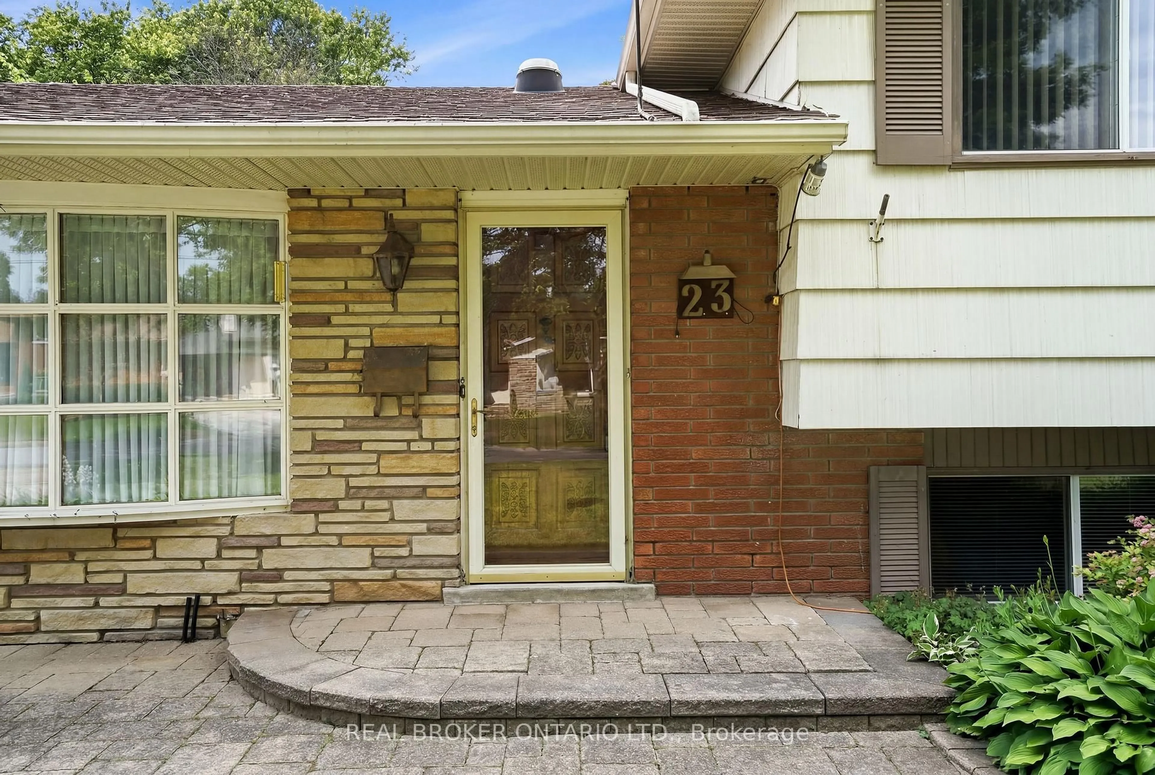 Unknown for 23 Kings Grant Rd, St. Catharines Ontario L2N 2S1