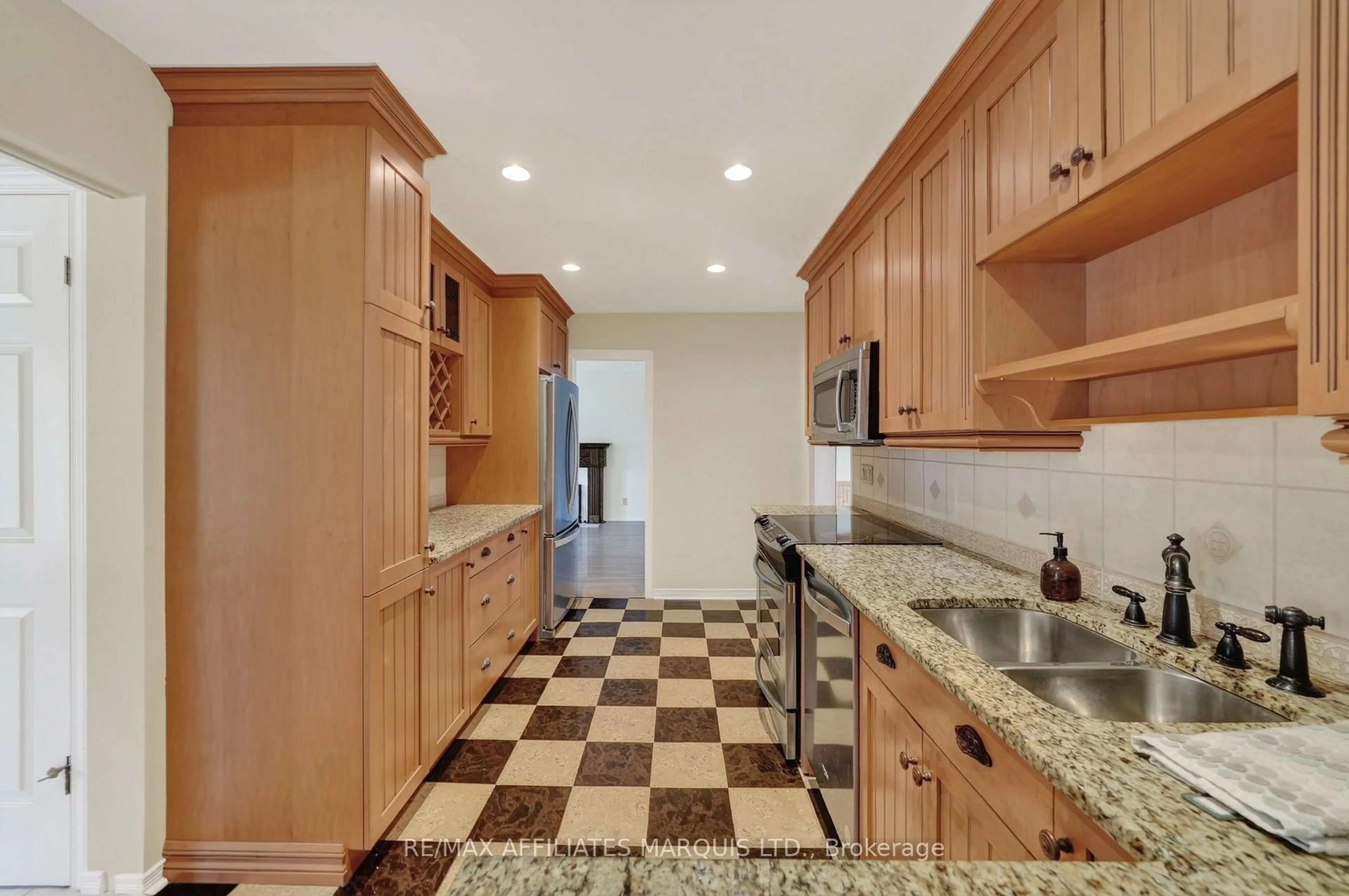 Standard kitchen, ceramic/tile floor for 1626 Grant Ave, Cornwall Ontario K6J 5J4