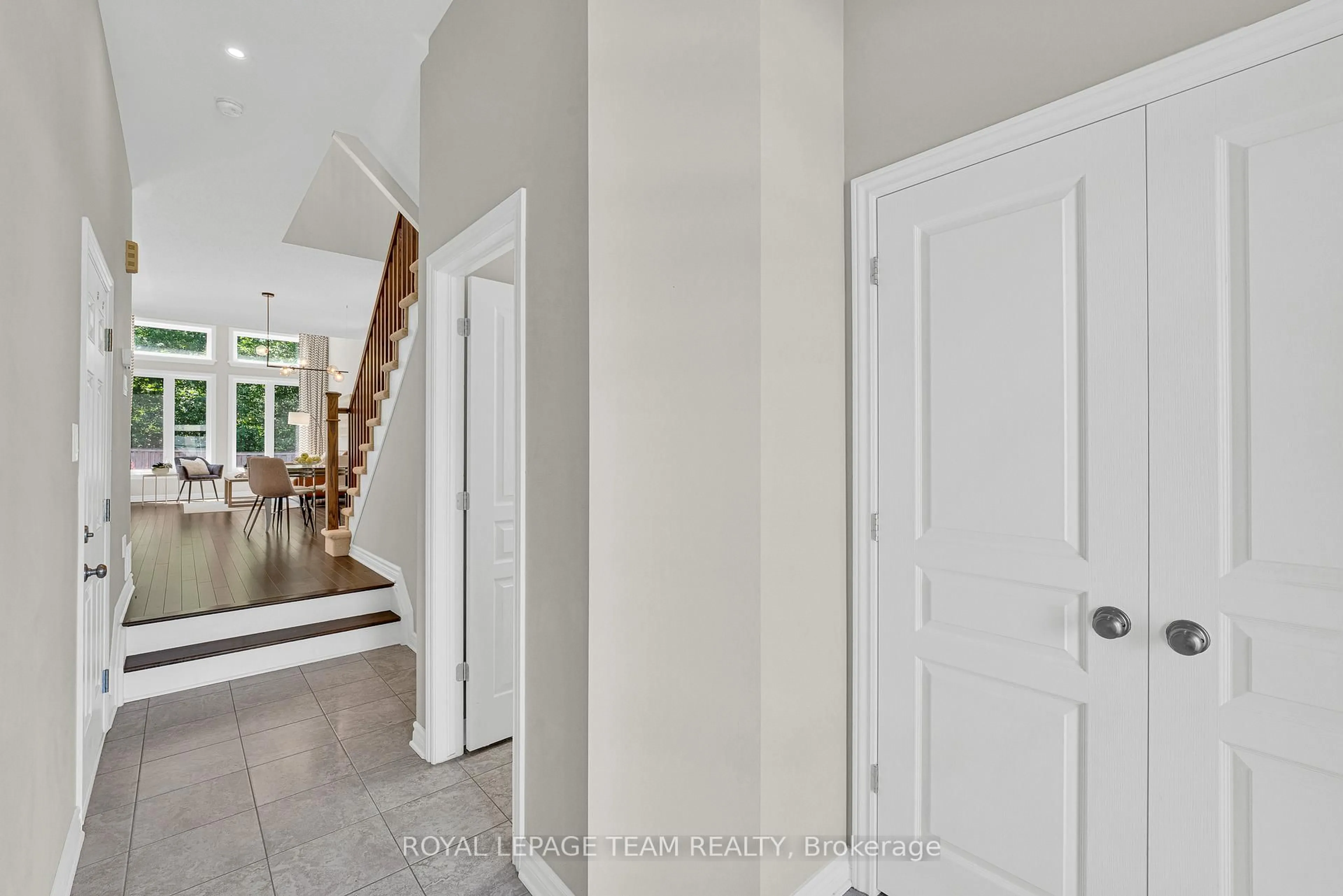 Indoor entryway for 534 STARGAZER Cres, Ottawa Ontario K4M 0H2