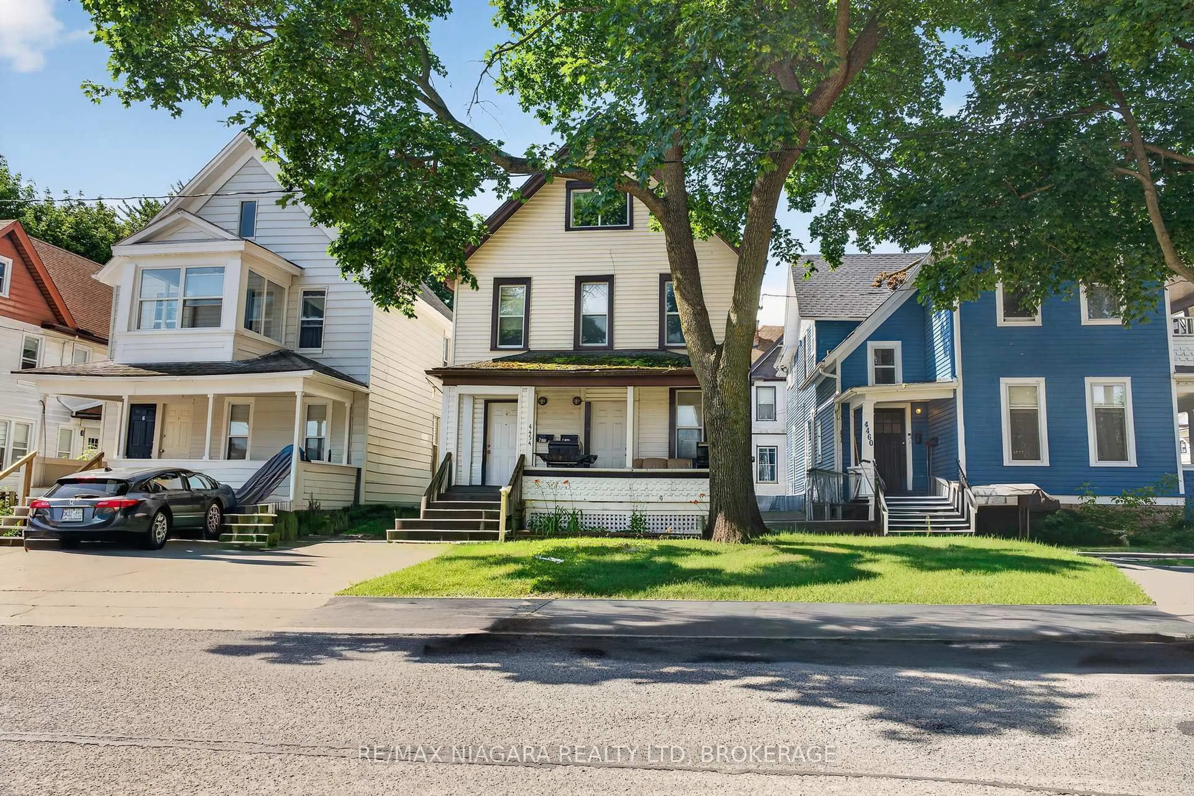 Home with vinyl exterior material, street for 4454 Huron St, Niagara Falls Ontario L2E 2H2