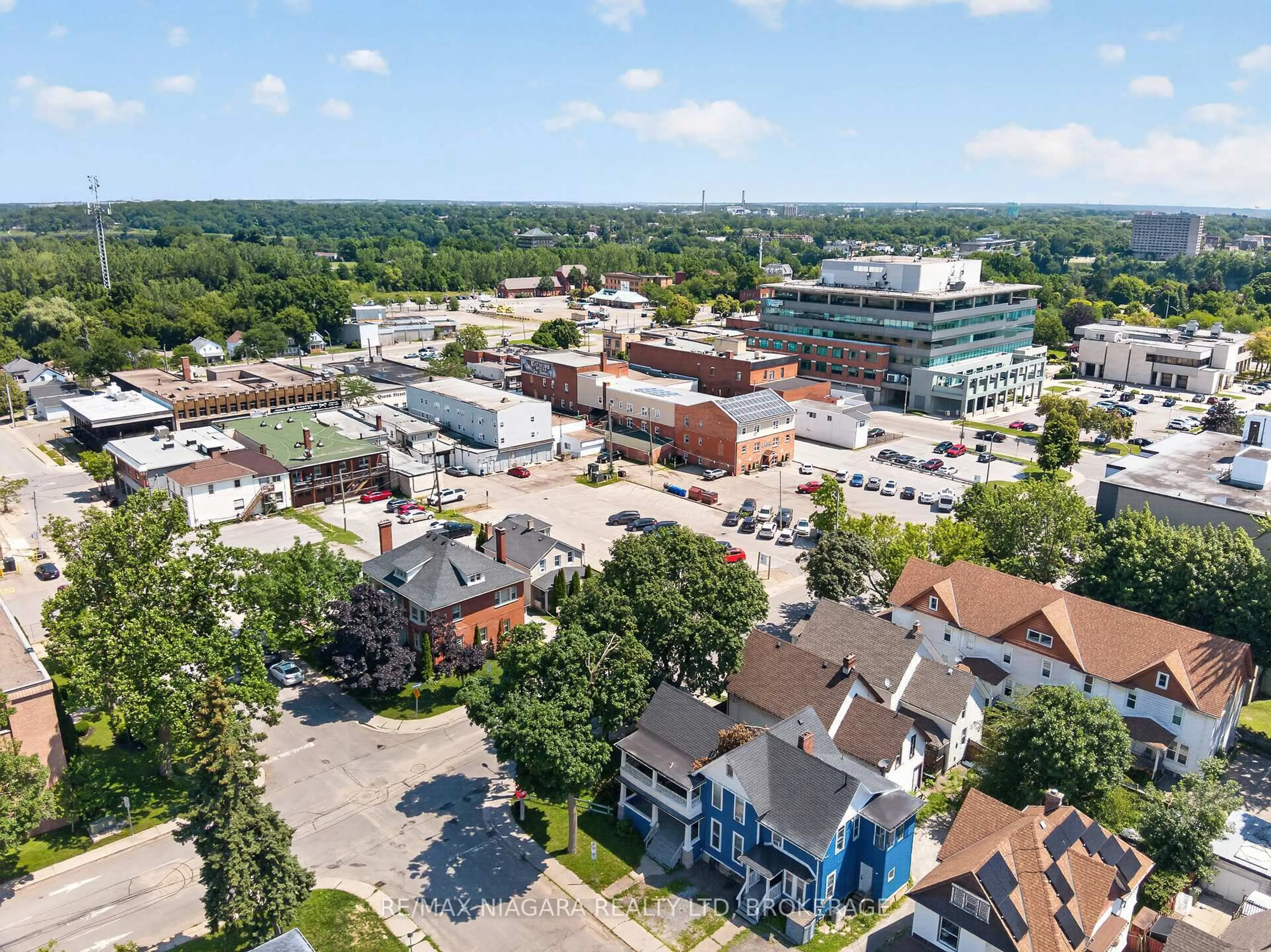 A pic from outside/outdoor area/front of a property/back of a property/a pic from drone, street for 4454 Huron St, Niagara Falls Ontario L2E 2H2