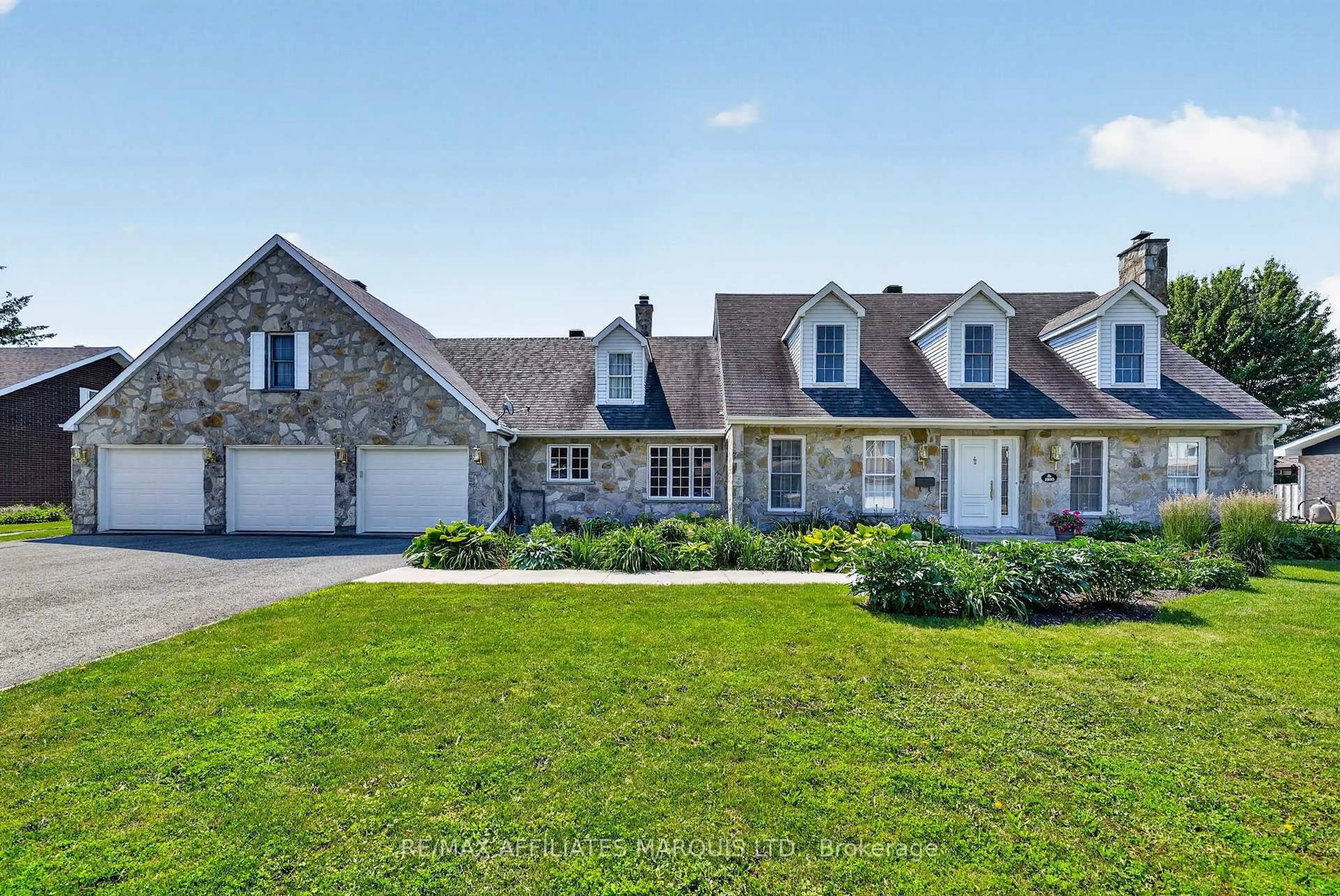 A pic from outside/outdoor area/front of a property/back of a property/a pic from drone, street for 1920 Belvedere Cres, Cornwall Ontario K6H 6M9