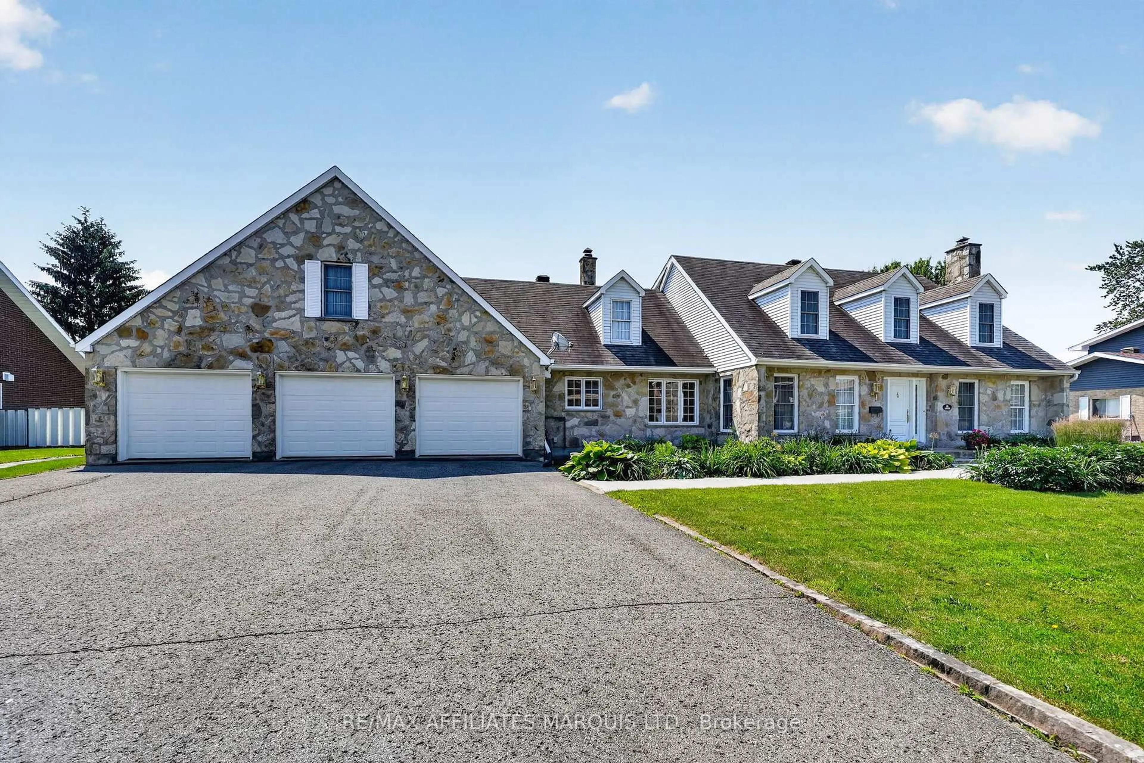 A pic from outside/outdoor area/front of a property/back of a property/a pic from drone, street for 1920 Belvedere Cres, Cornwall Ontario K6H 6M9