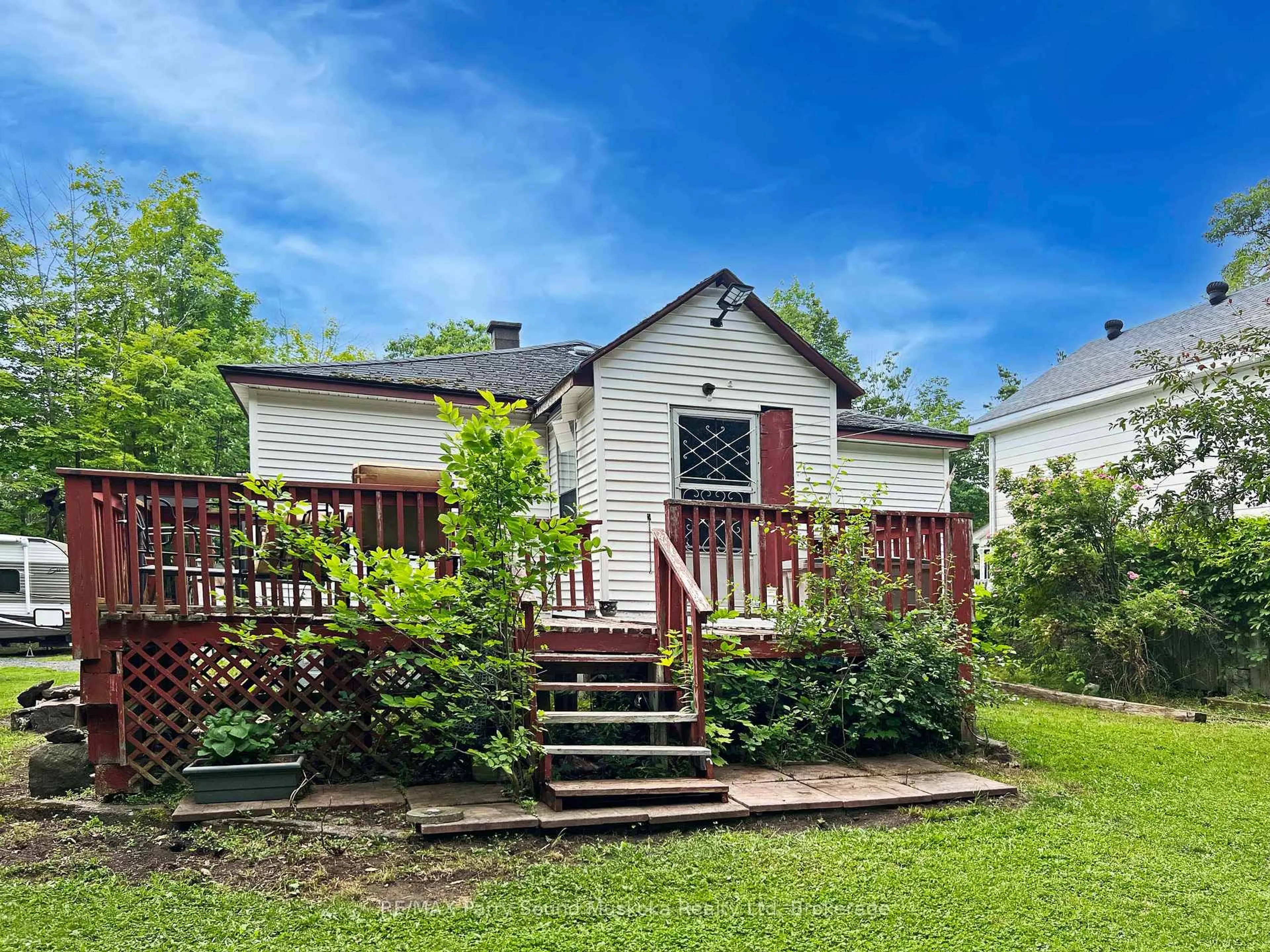 A pic from outside/outdoor area/front of a property/back of a property/a pic from drone, unknown for 11 Adelaide St, Parry Sound Ontario P2A 1H2